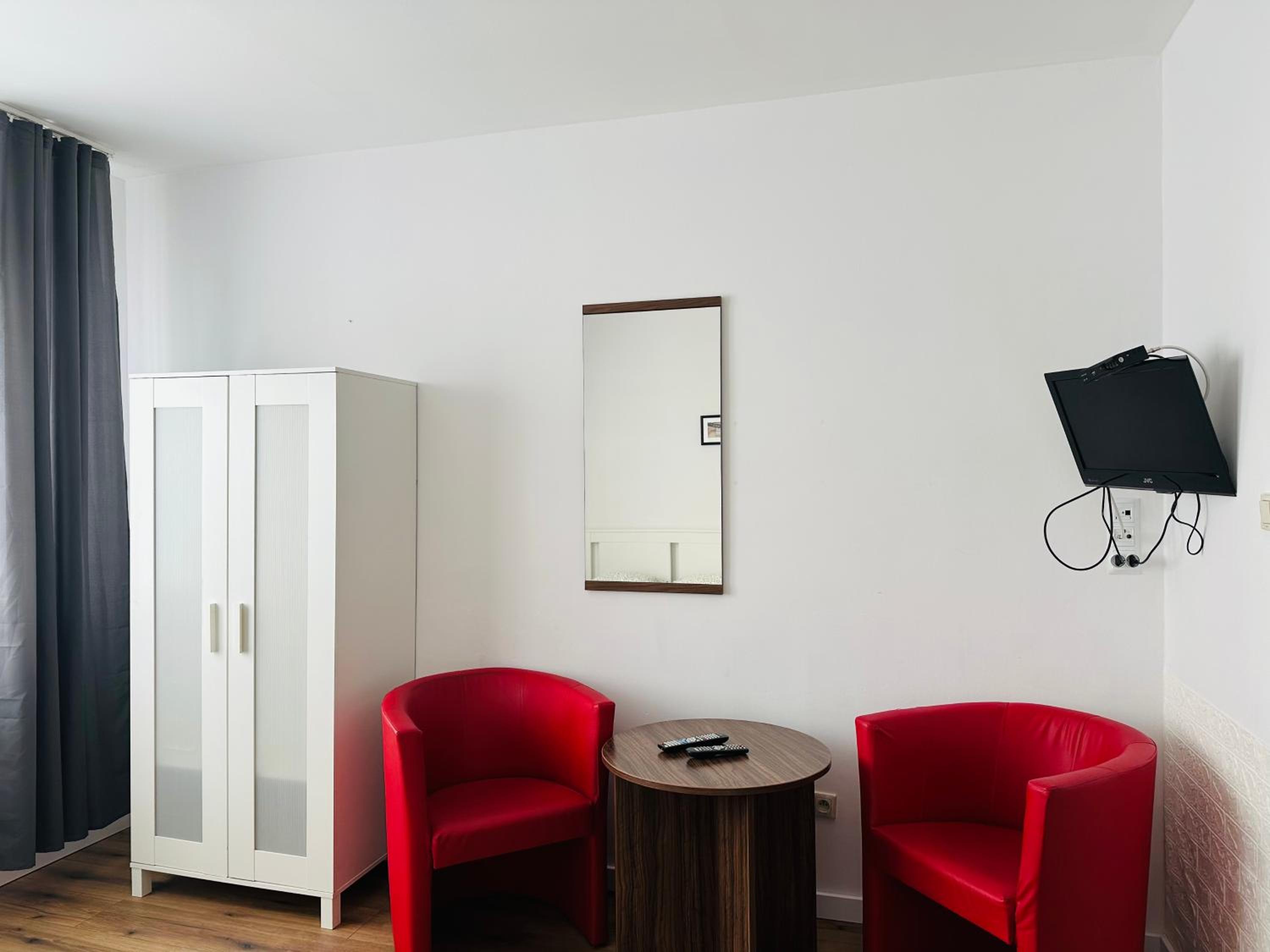 Family Room with Private Bathroom - Photo 2