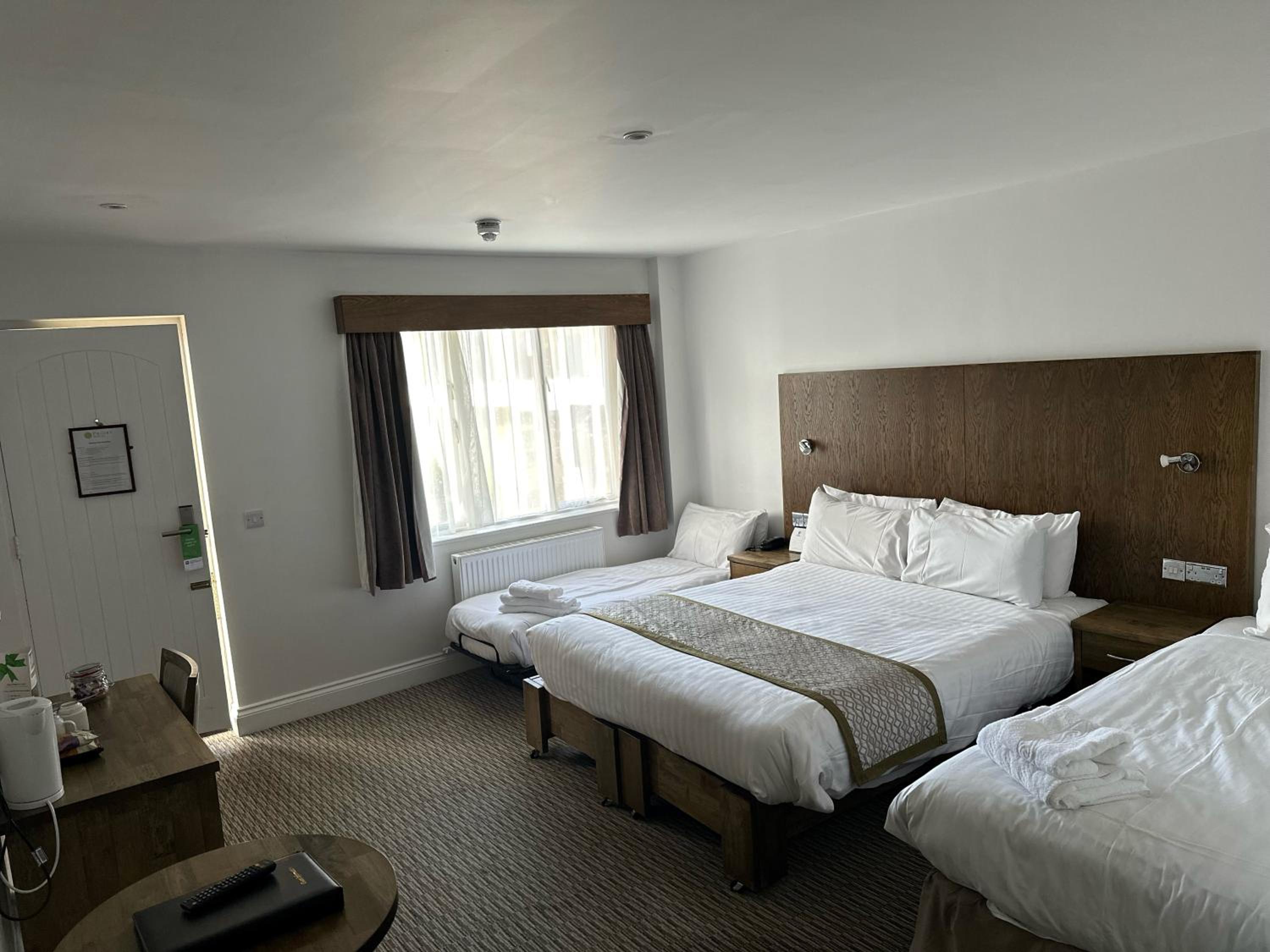 Family Room with Double and Single Beds - Non-Smoking photo 3