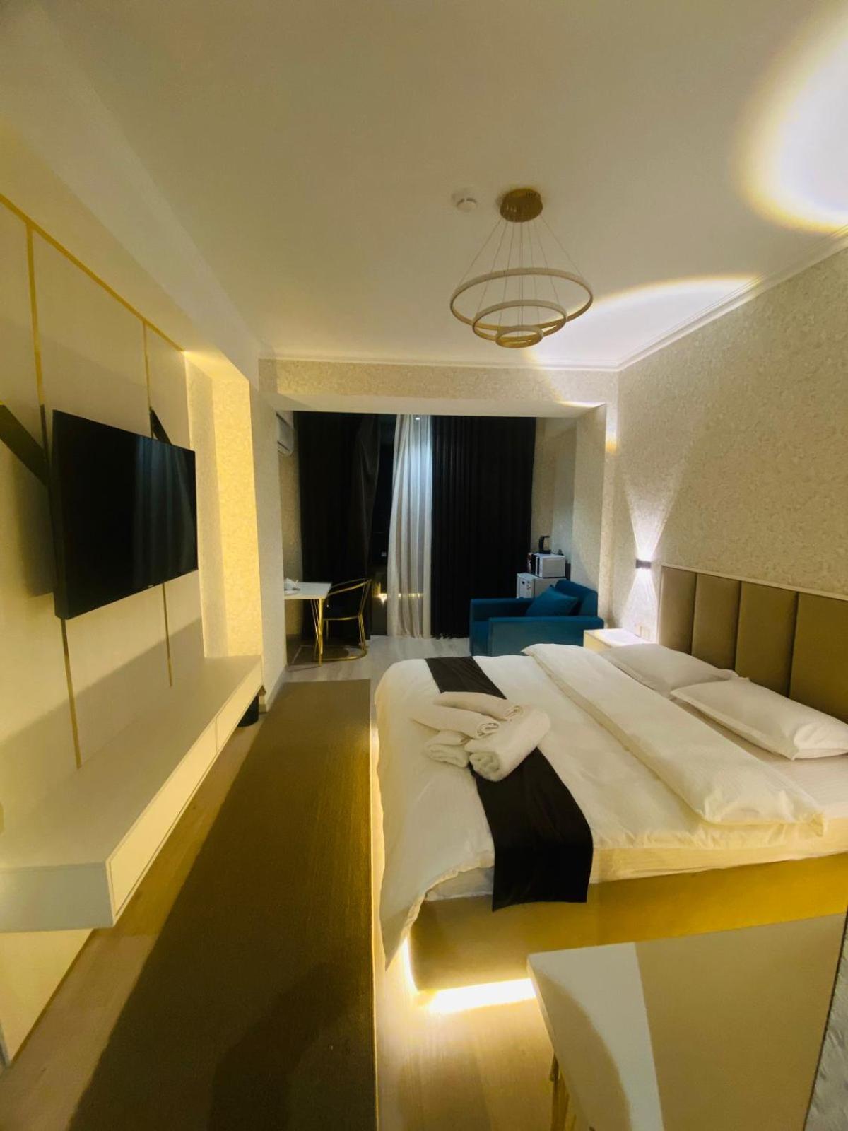 Deluxe Double Room with Extra Bed photo 3