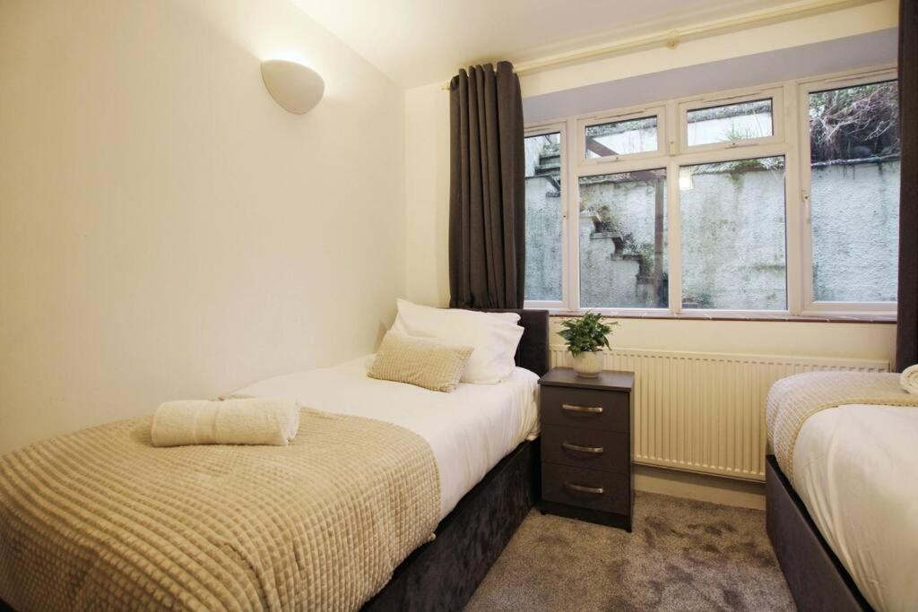 Five-Bedroom House photo 1