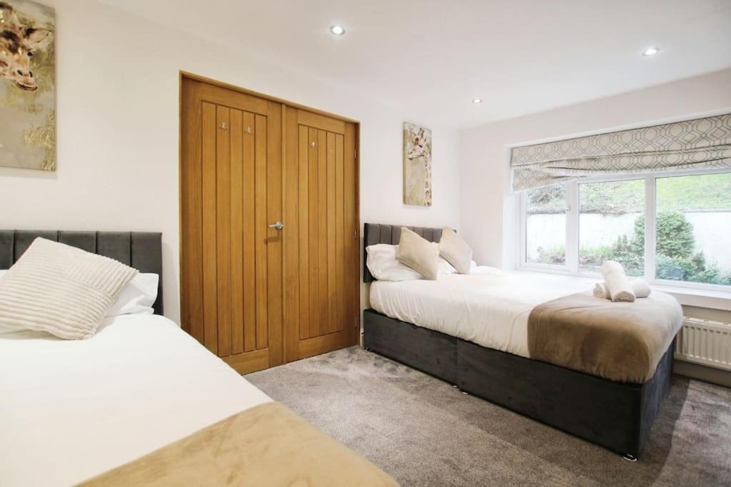 Five-Bedroom House photo 3