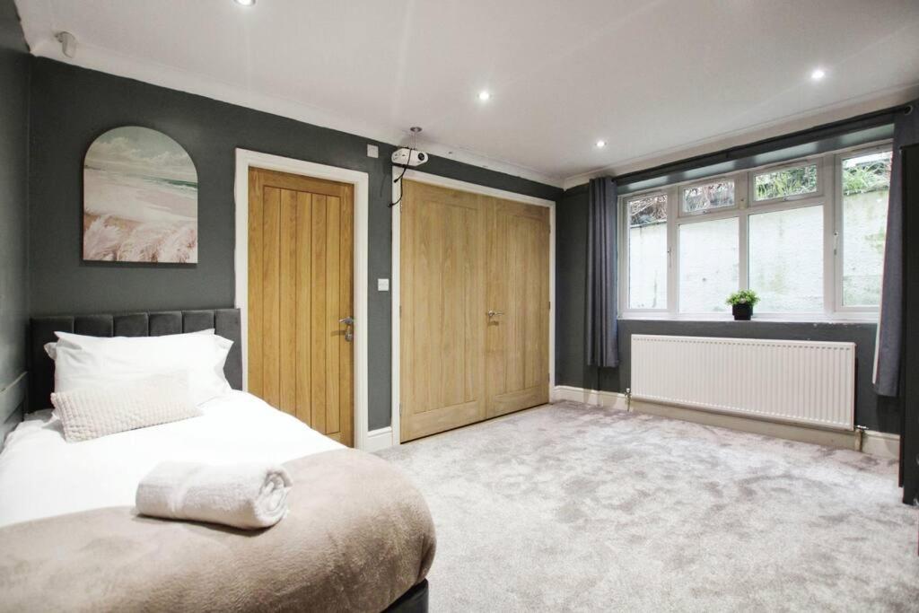Five-Bedroom House photo 2
