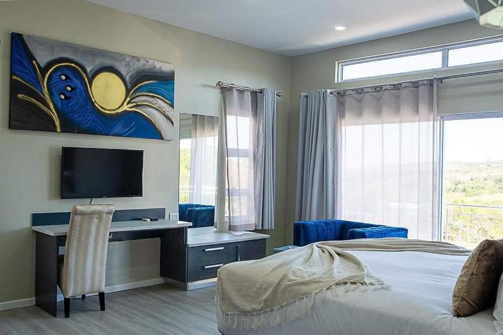 Deluxe King Room photo 2