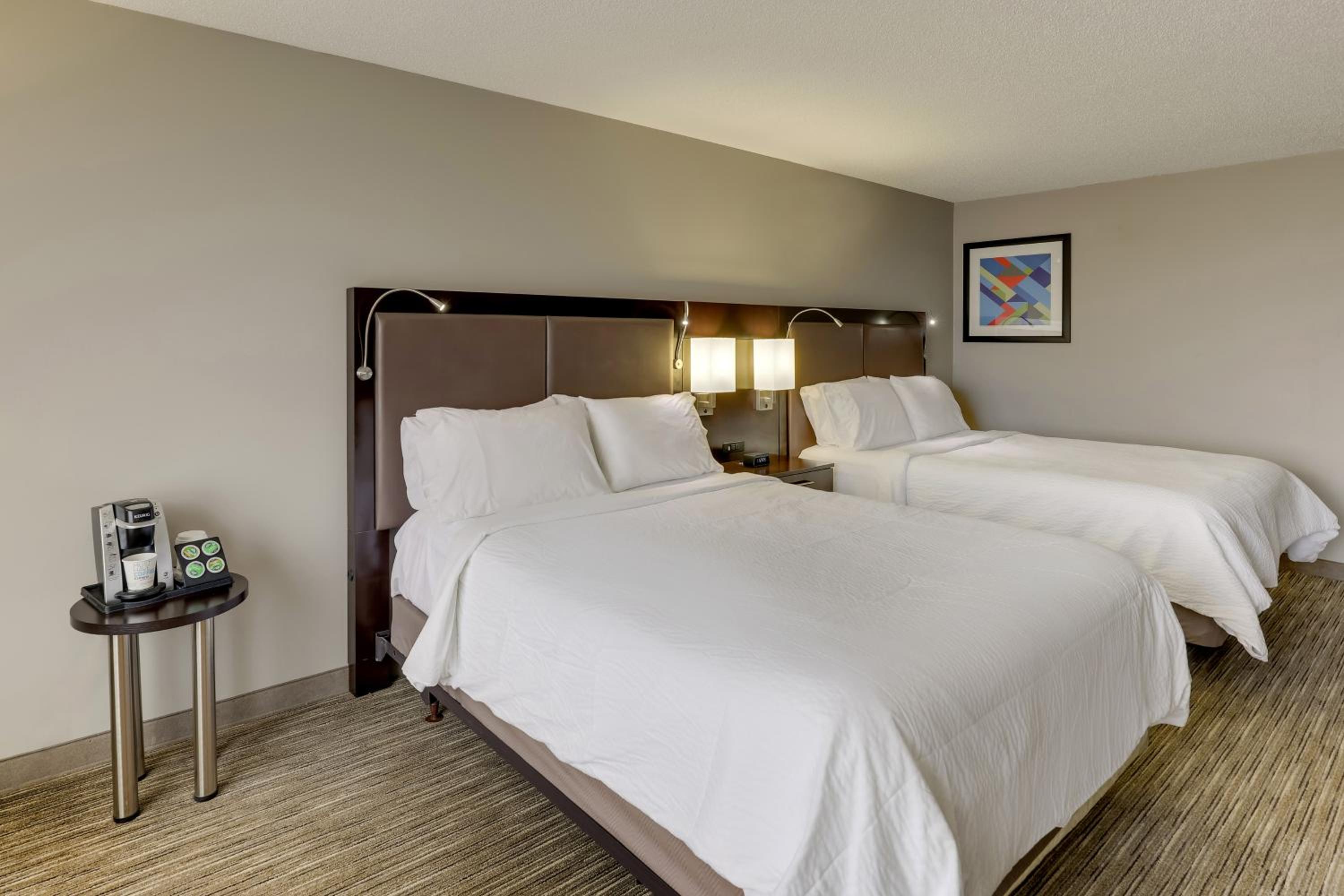 Standard Queen Room with Two Queen Beds and Mobility Accessible Tub - Photo 2
