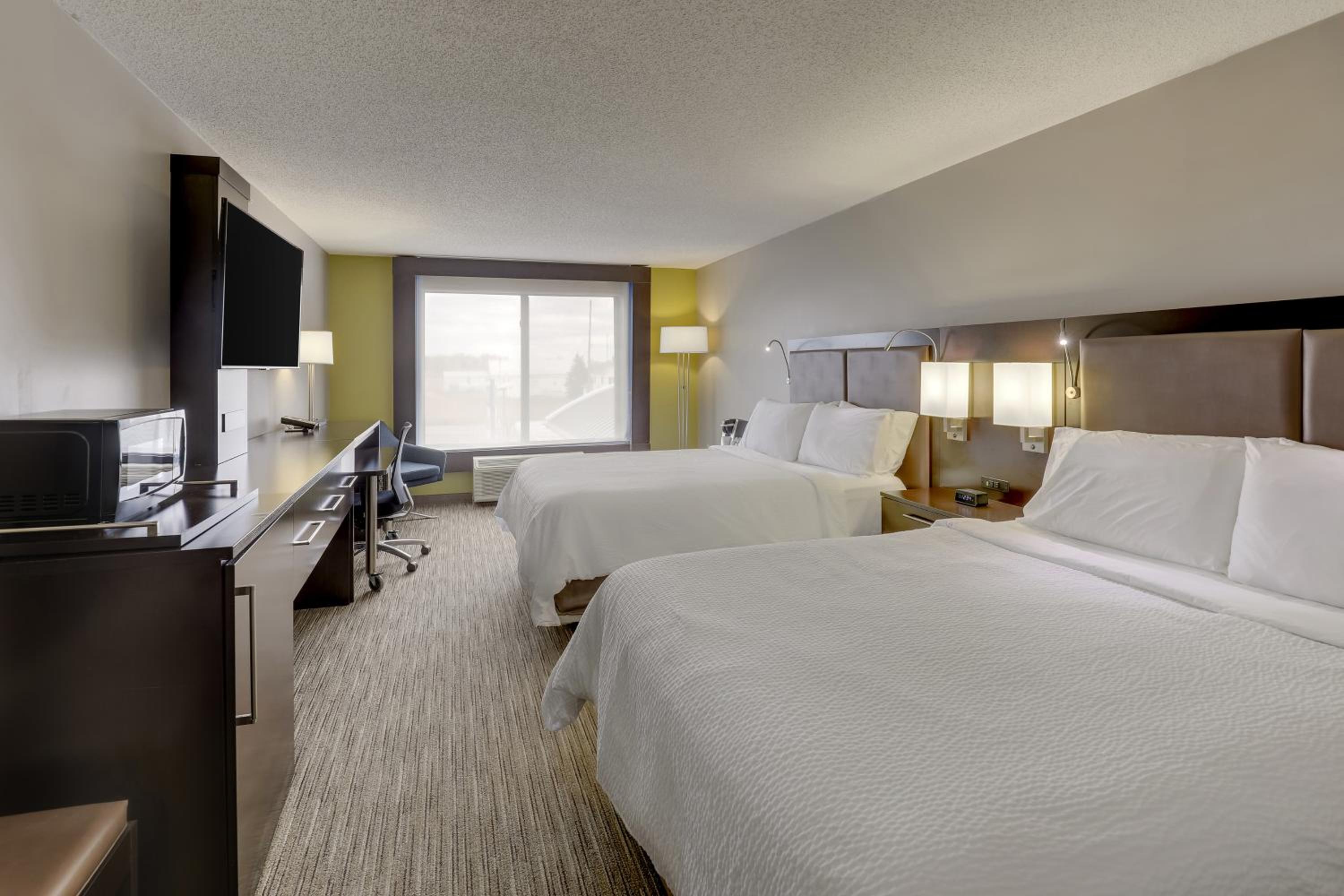 Standard Queen Room with Two Queen Beds and Mobility Accessible Tub - Photo 8