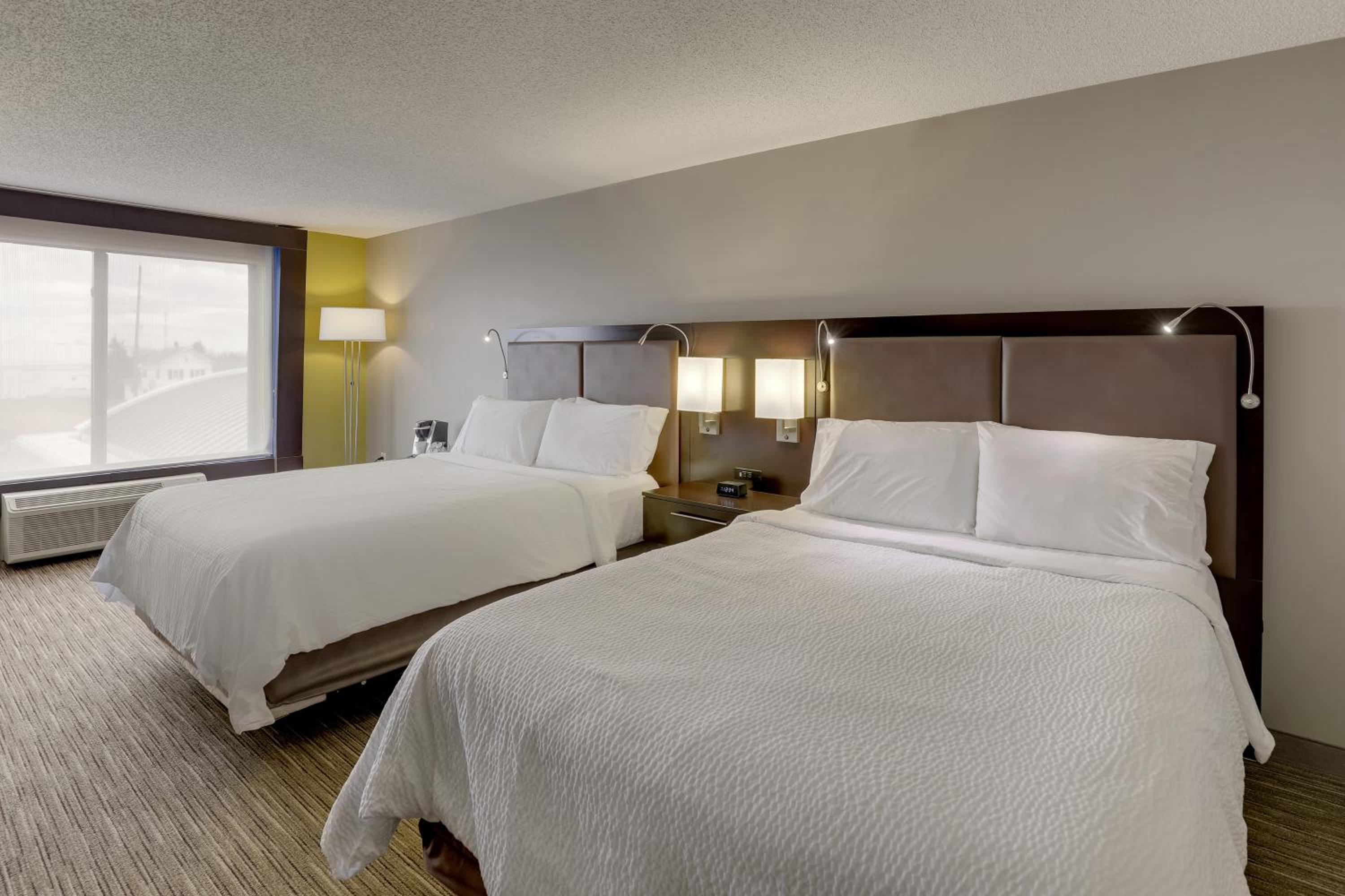 Standard Queen Room with Two Queen Beds and Mobility Accessible Tub - Photo 9