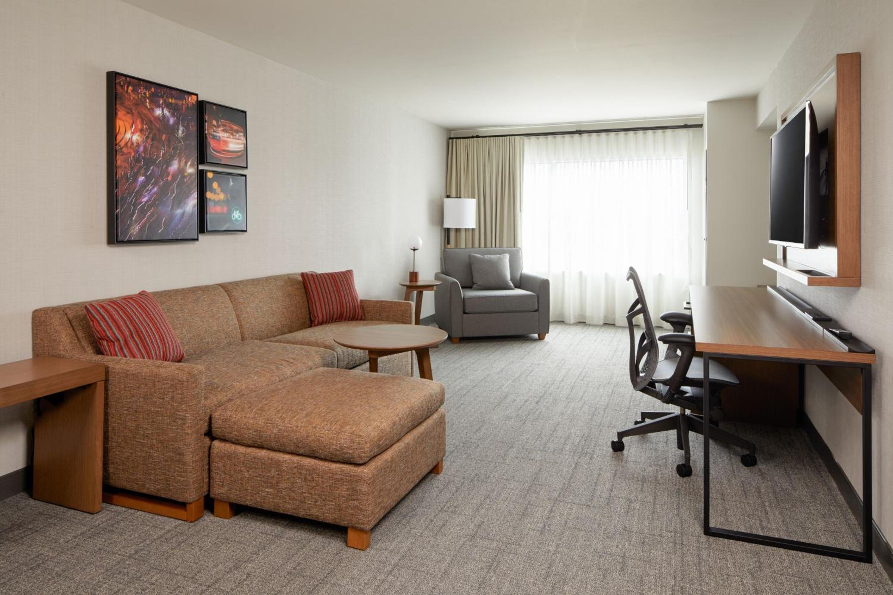 One-Bedroom King Suite with Sofa Bed and City View - Photo 6