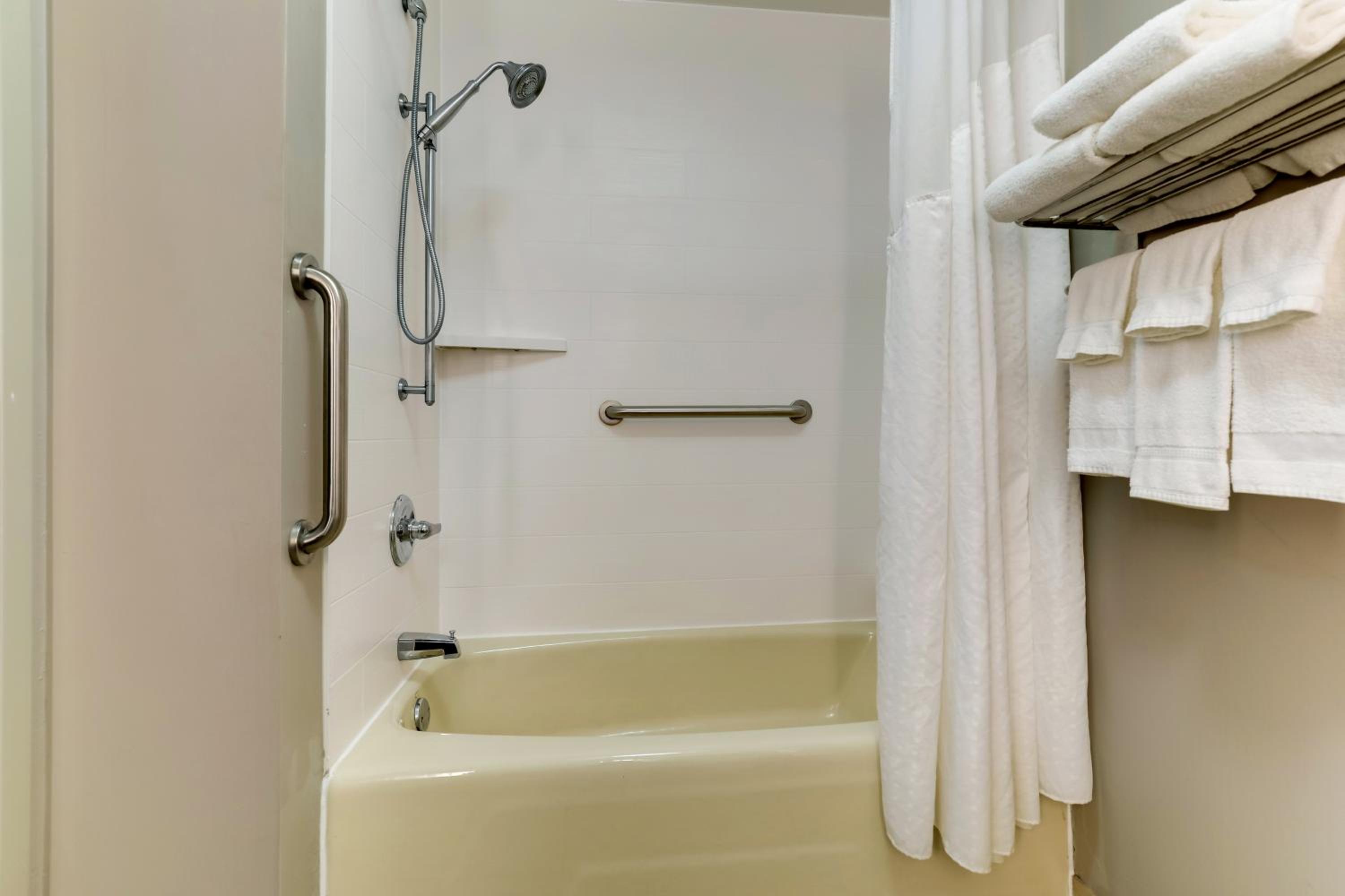 Suite with Two Queen Beds - Photo 9
