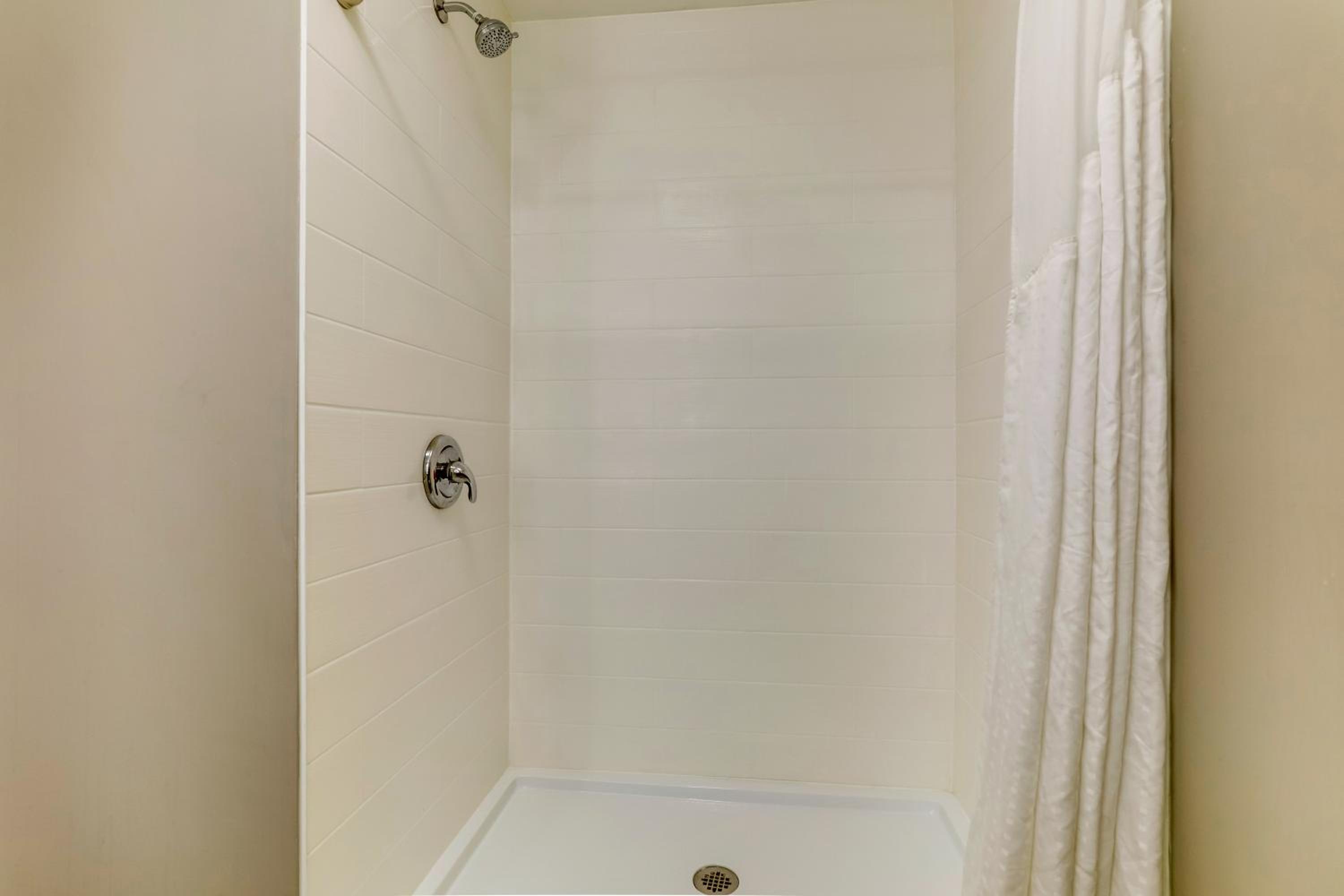 King Suite with Disability Access and Bathtub - Non Smoking - Photo 3
