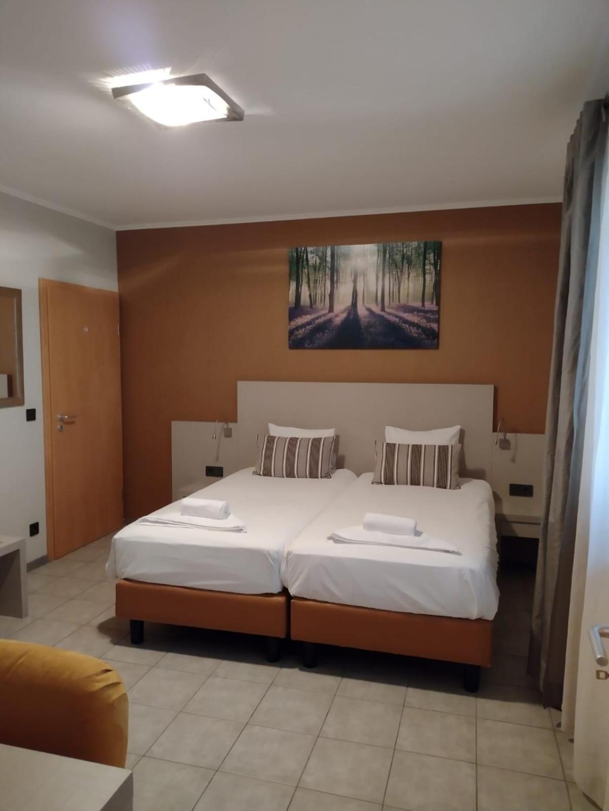 Twin Room with Shower - Photo 3