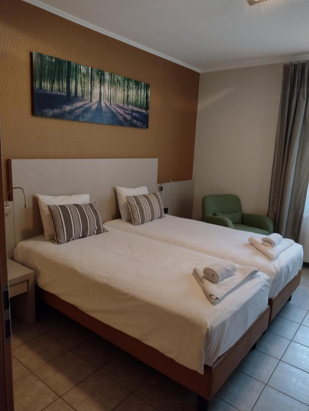 Twin Room with Shower - Photo 2