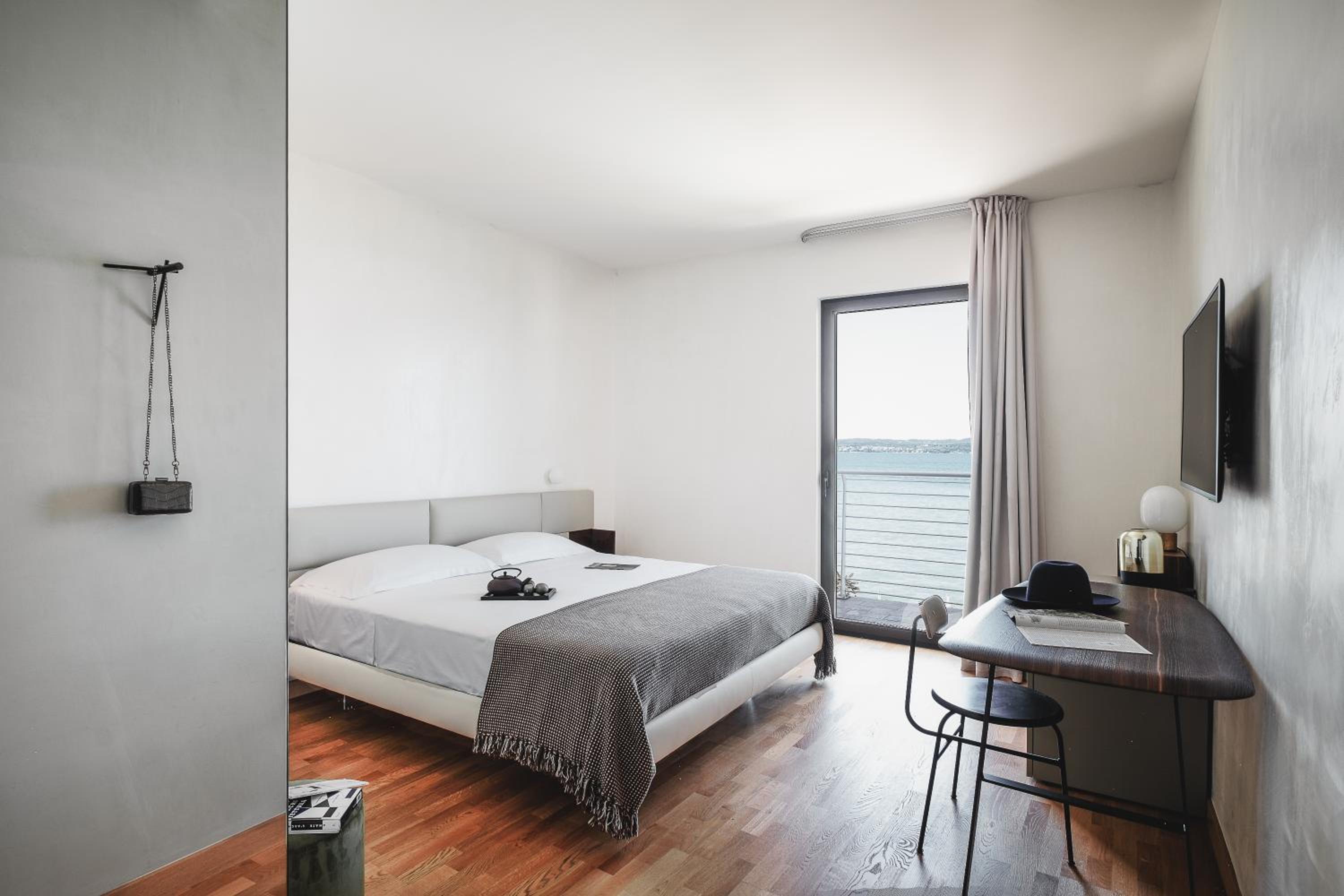 Deluxe King Double Room with Balcony - Lake View