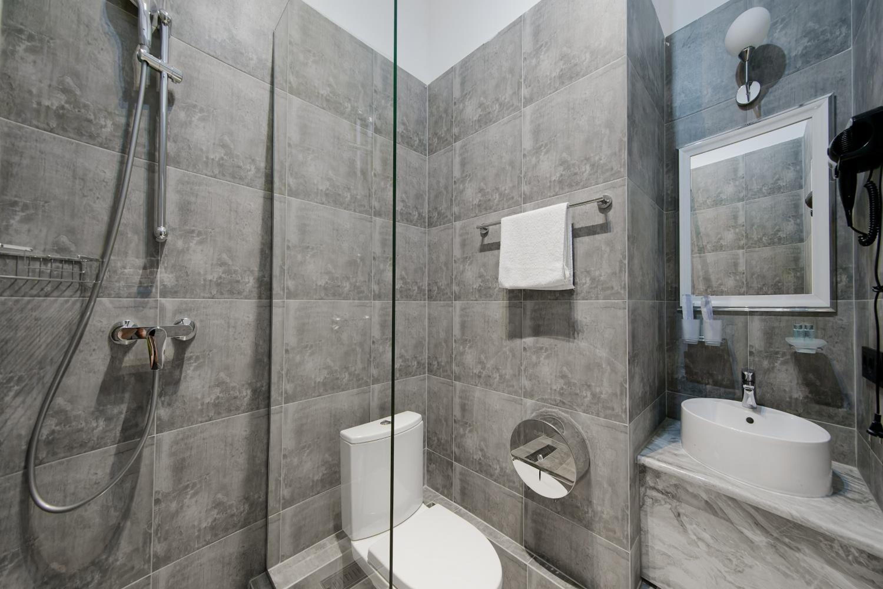 Family Room with Private Bathroom photo 3