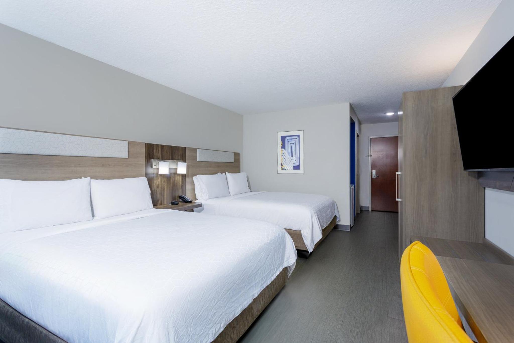 Standard Room with Two Queen Beds - Photo 5