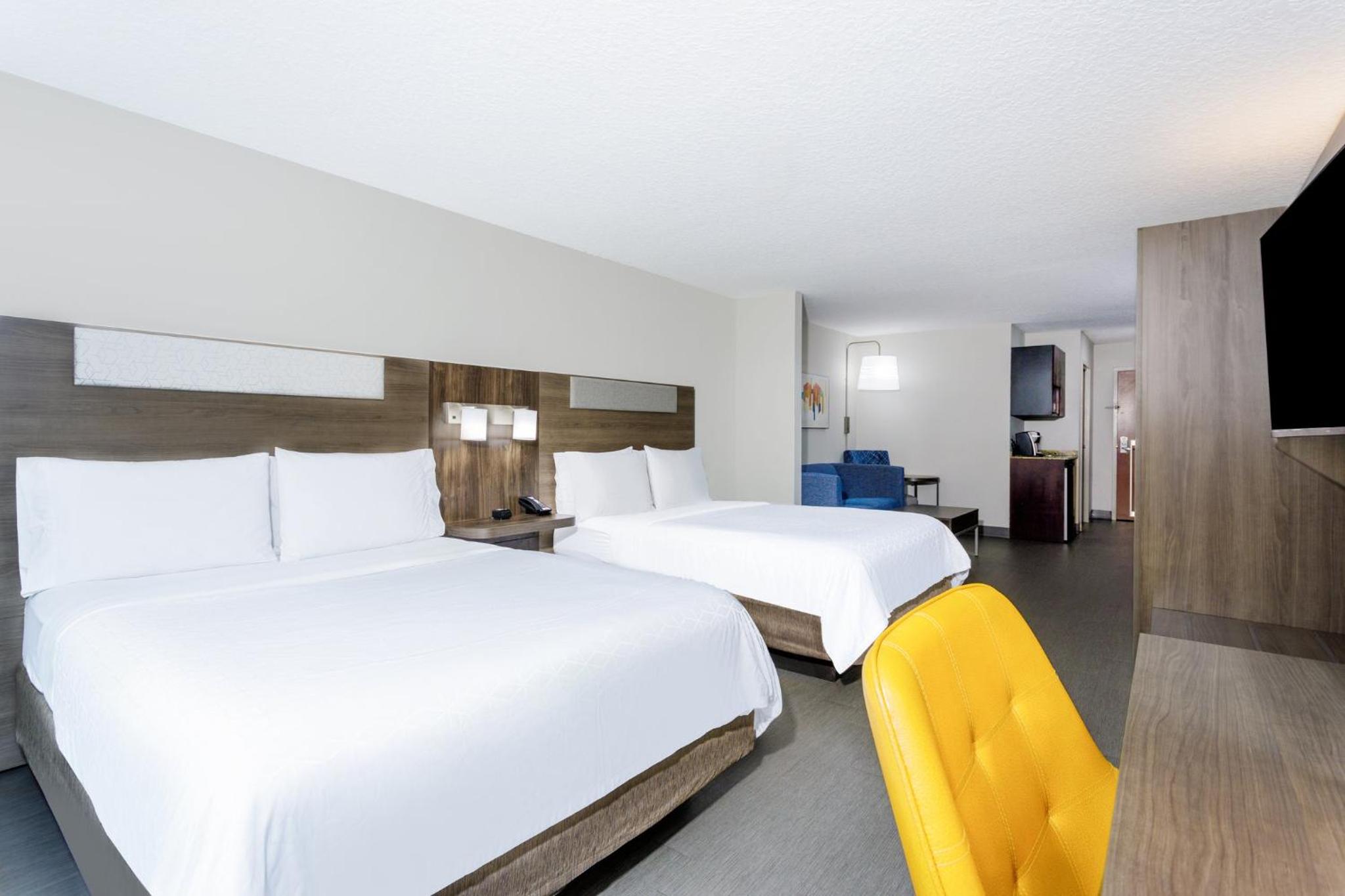Queen Suite with Two Queen Beds - Photo 6