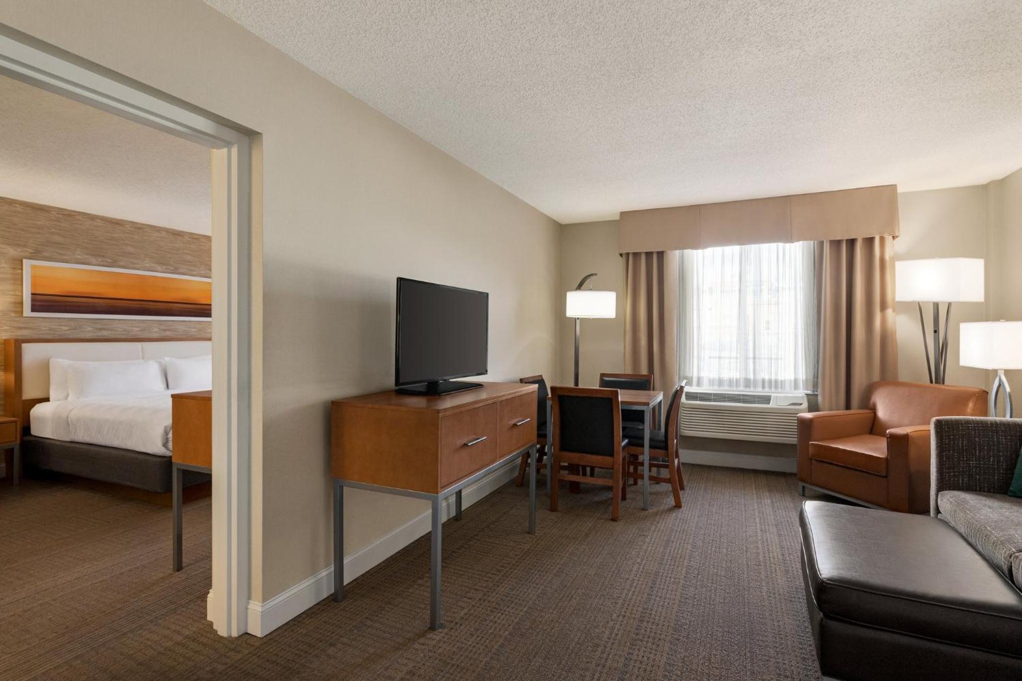 King Suite with Spa Bath - Non-Smoking - Photo 2