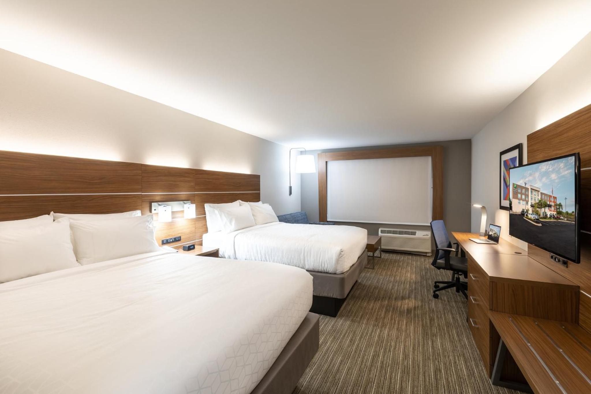 Standard Queen Room with Two Queen Beds - Photo 6