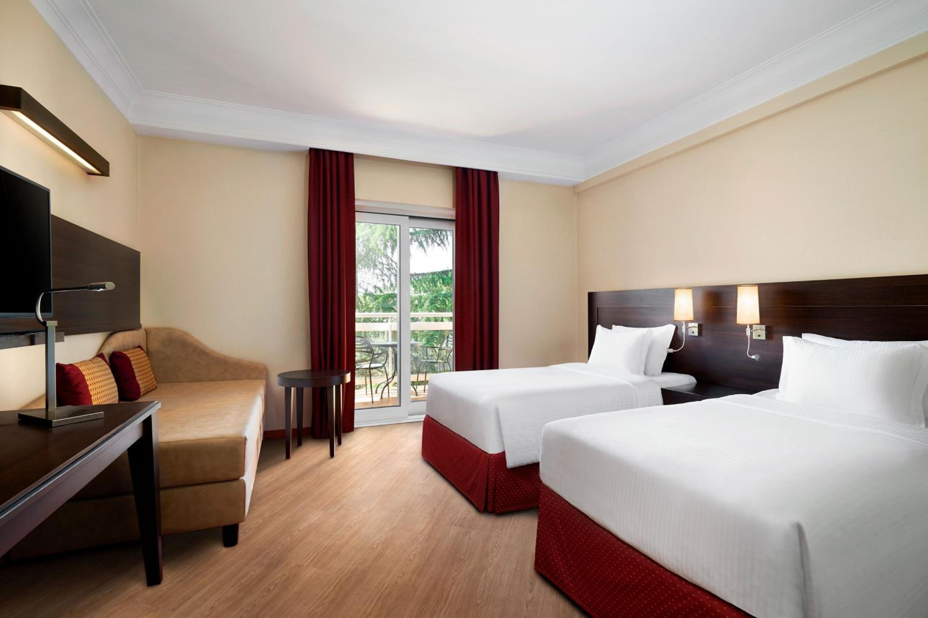 Guest room, 2 Twin/Single Bed(s), Sofa bed, Balcony thumbnail 5