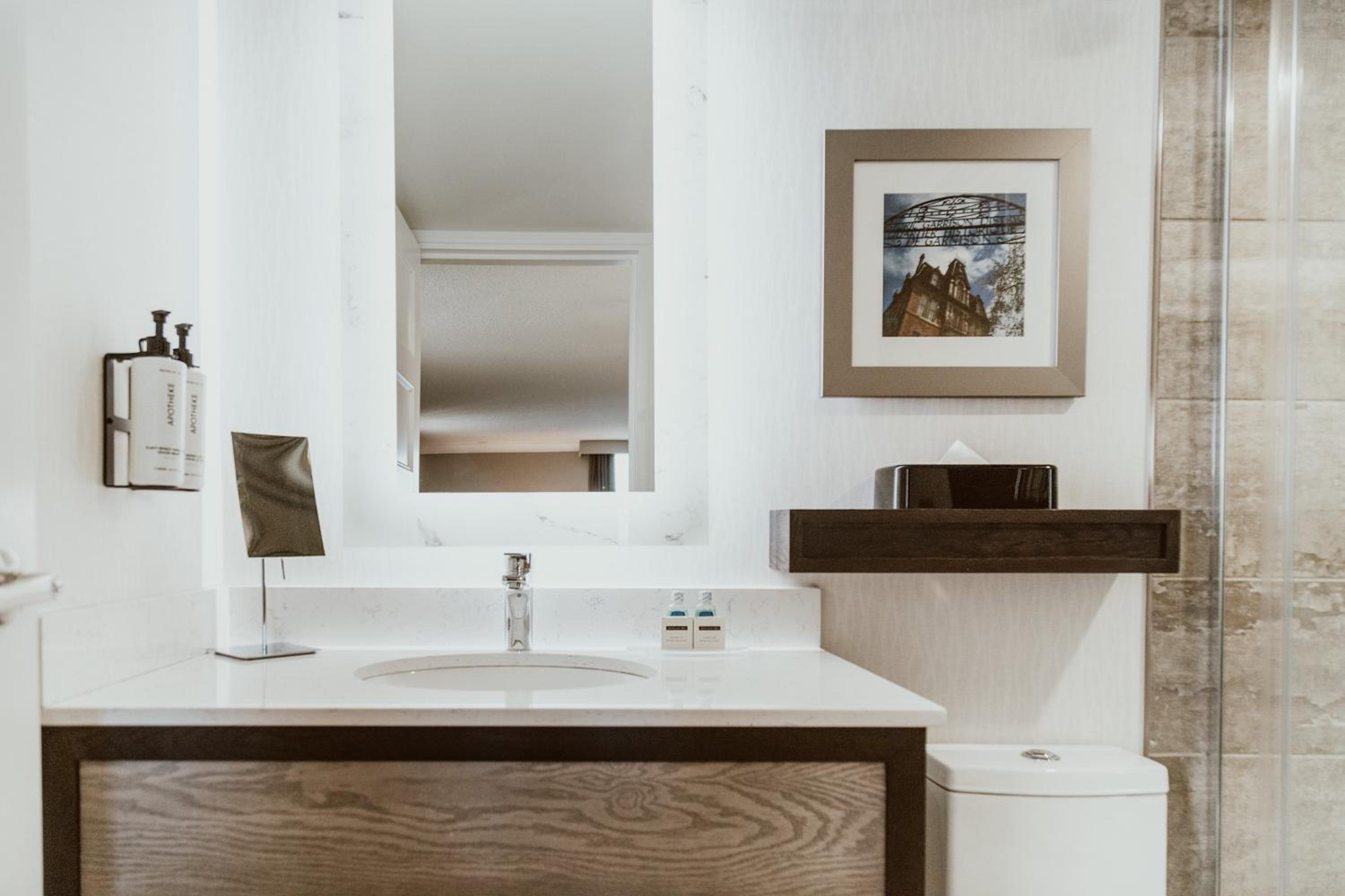 Premium King Room - Photo 11