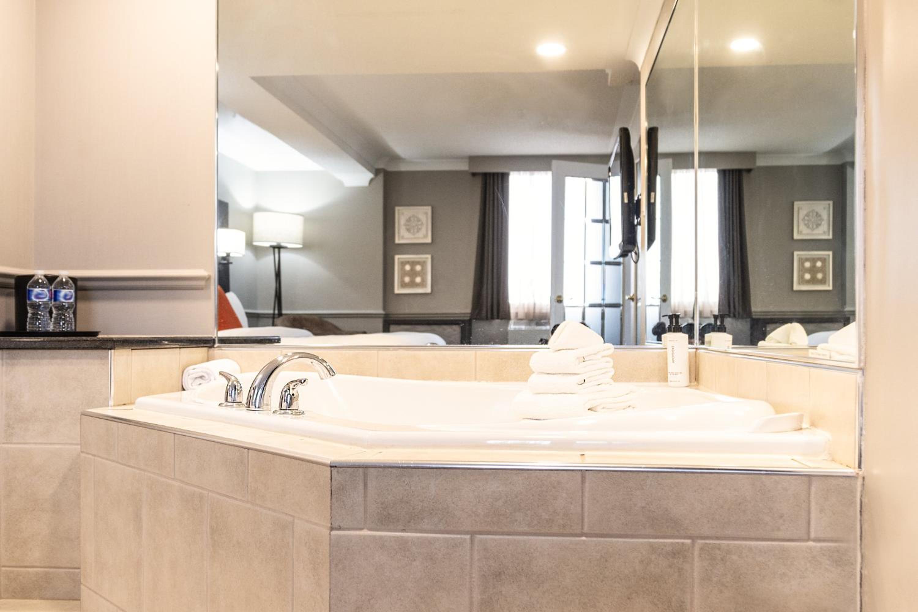 Junior King Suite - Photo 3