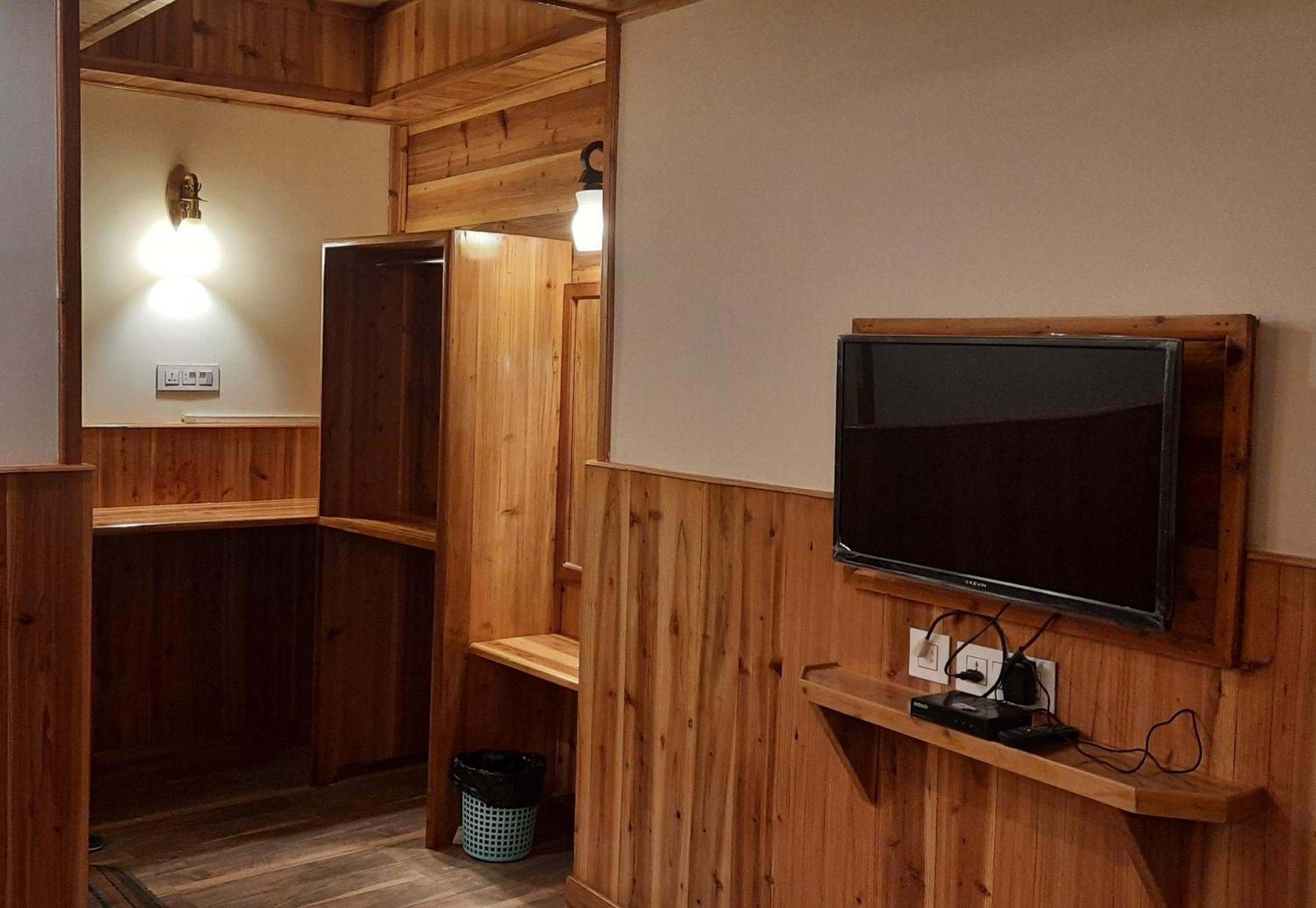 Superior King Room - Photo 13