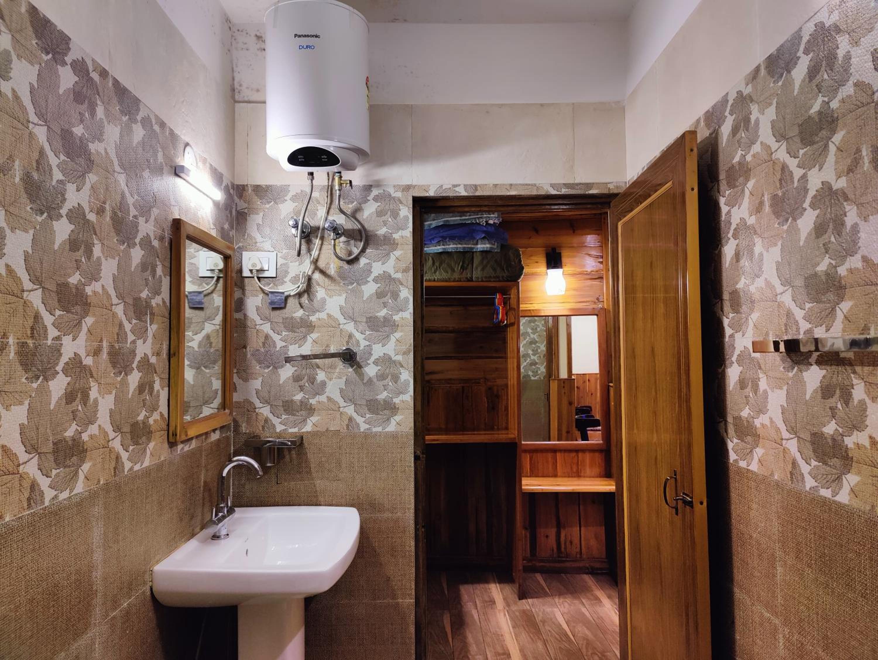 Superior King Room - Photo 8