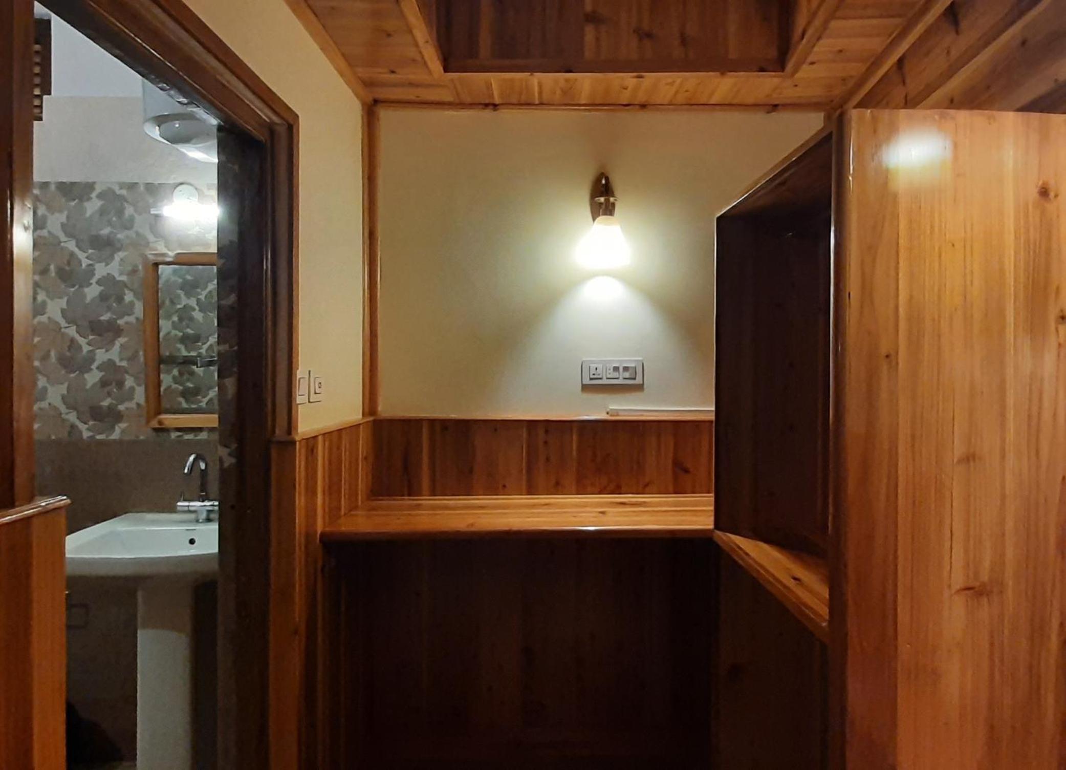Superior King Room - Photo 6