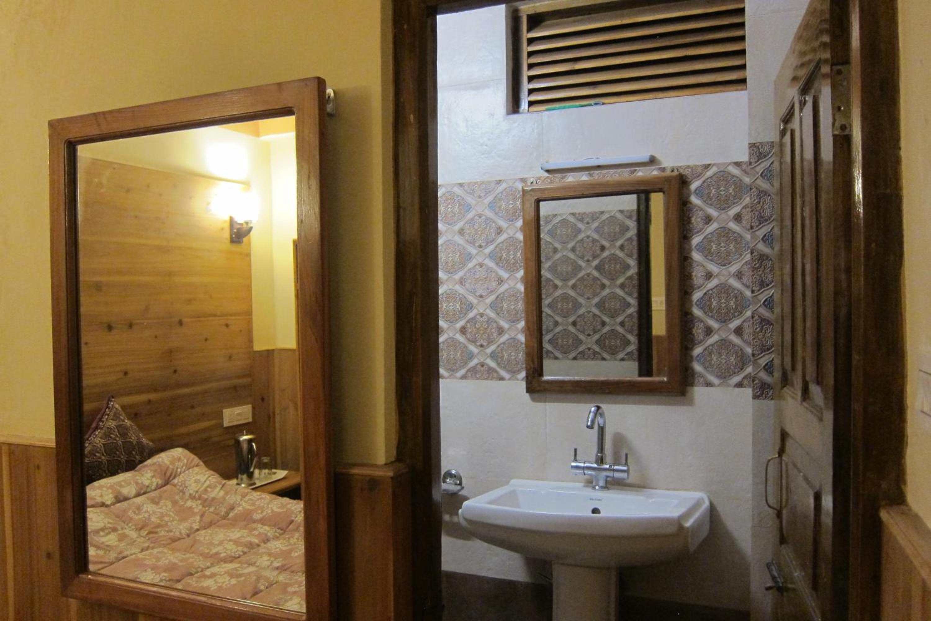 Budget Double Room - Photo 5