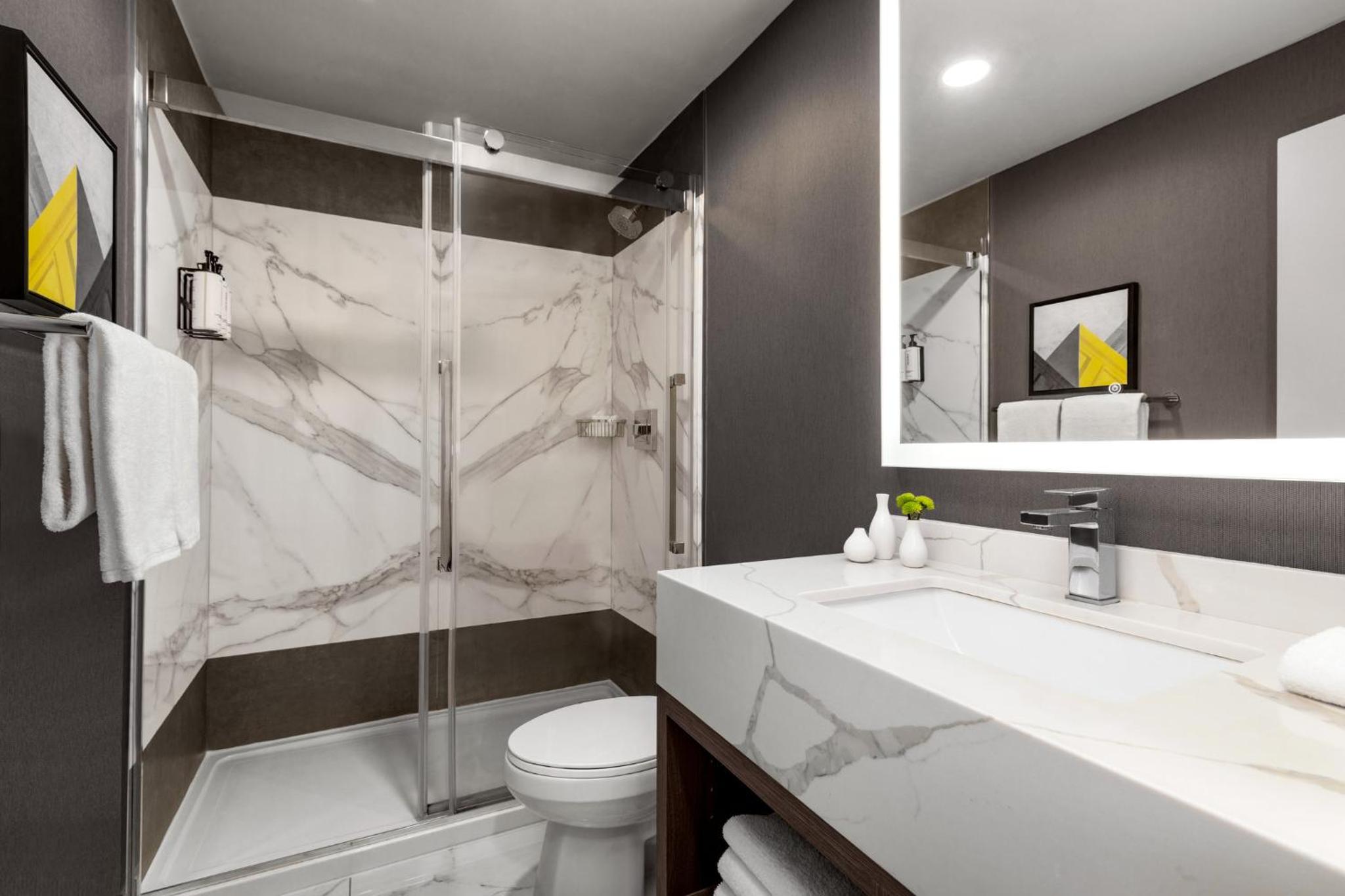 Standard Queen Room with Two Queen Beds and Walk-In Shower - Photo 7