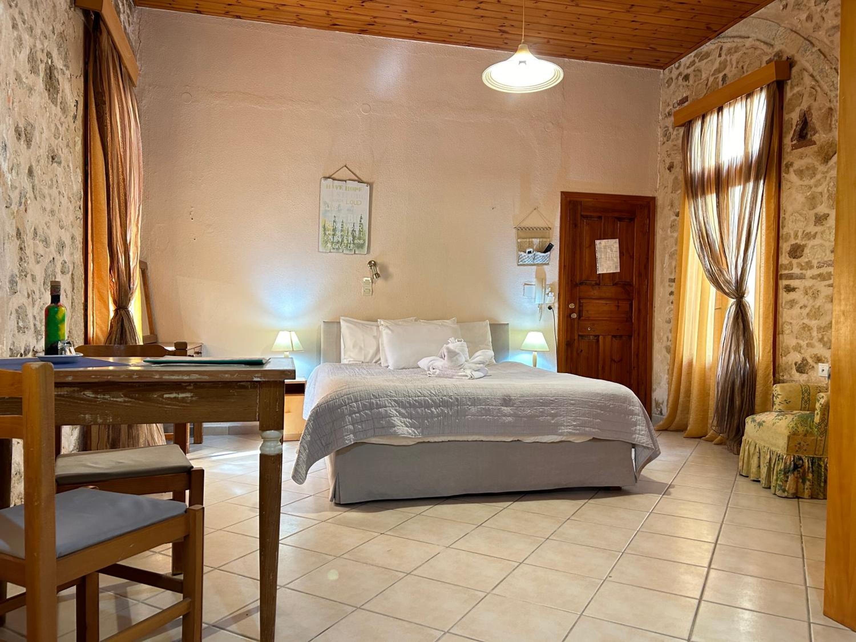 Studio with Shared Patio Access - Ground Floor