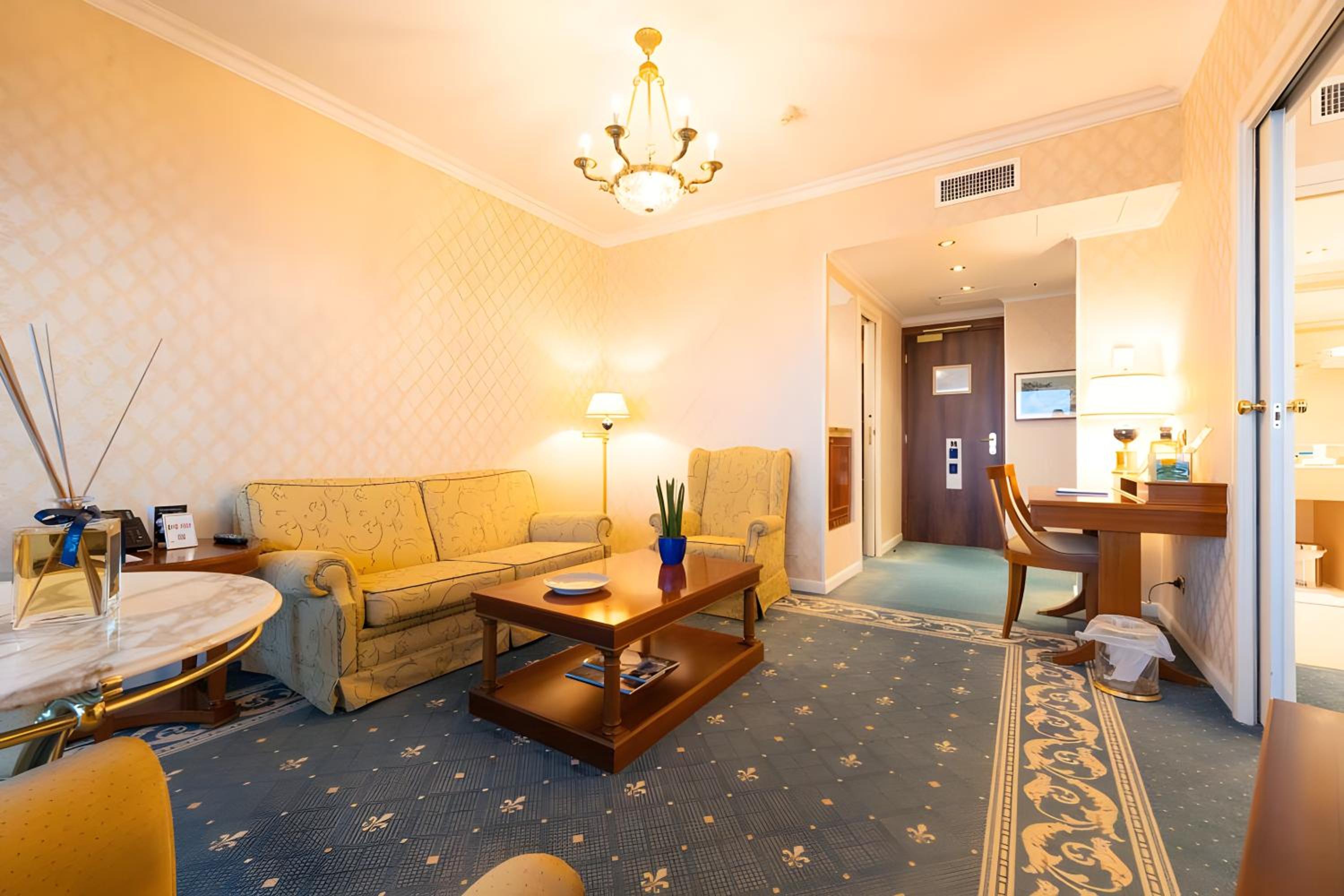 King Suite - Photo 2