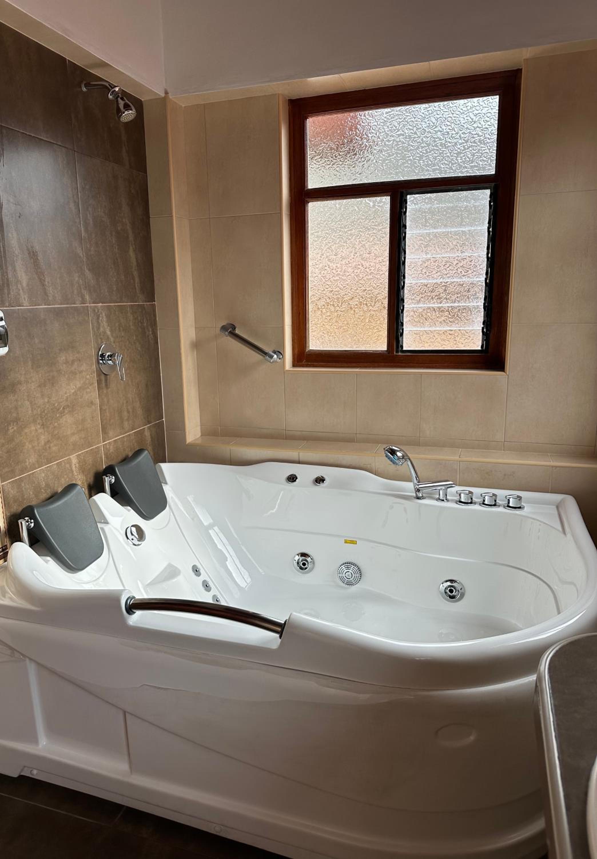 Deluxe Suite with Spa Bath photo 3