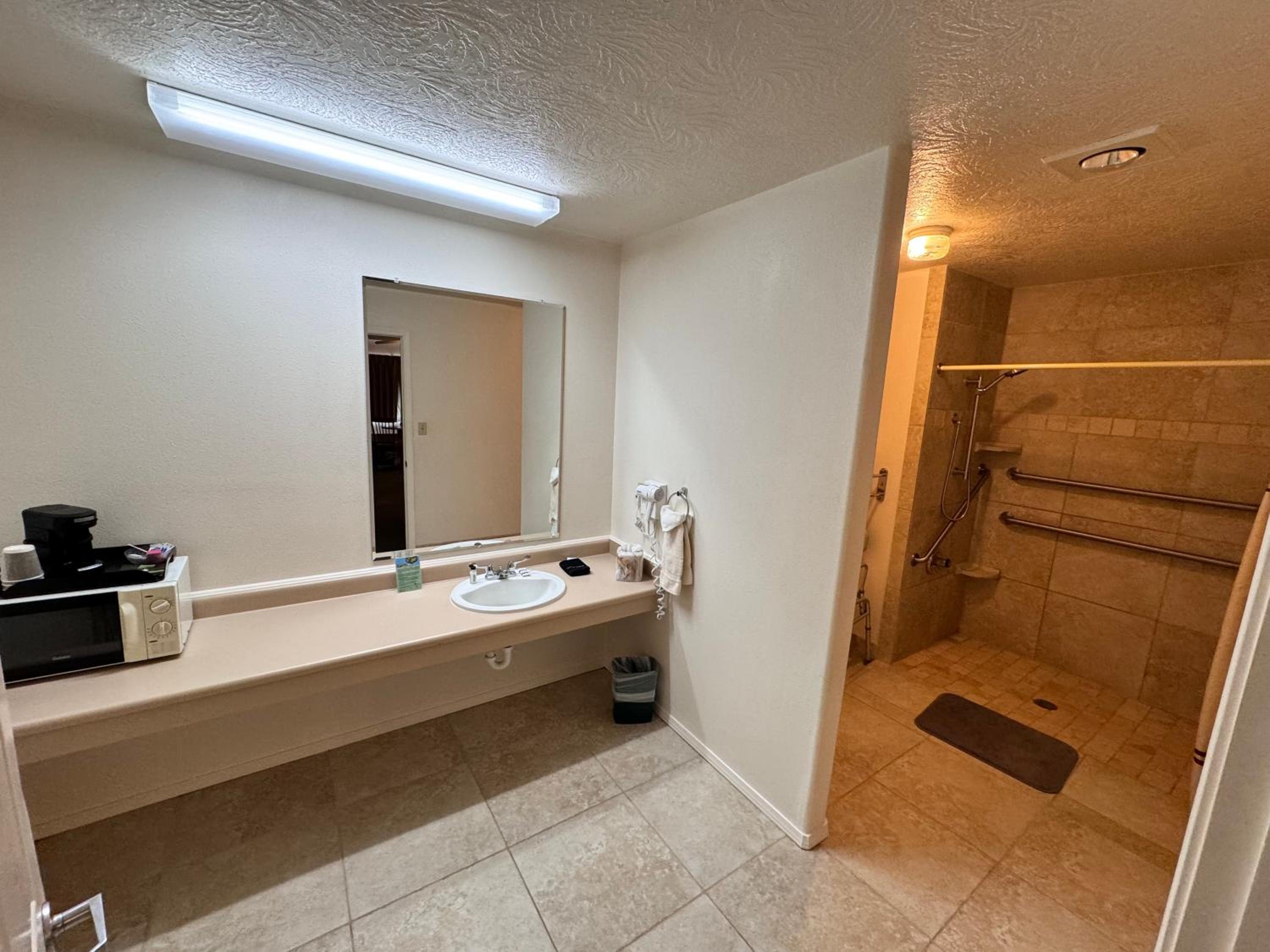 Queen Room - Disability Access photo 2
