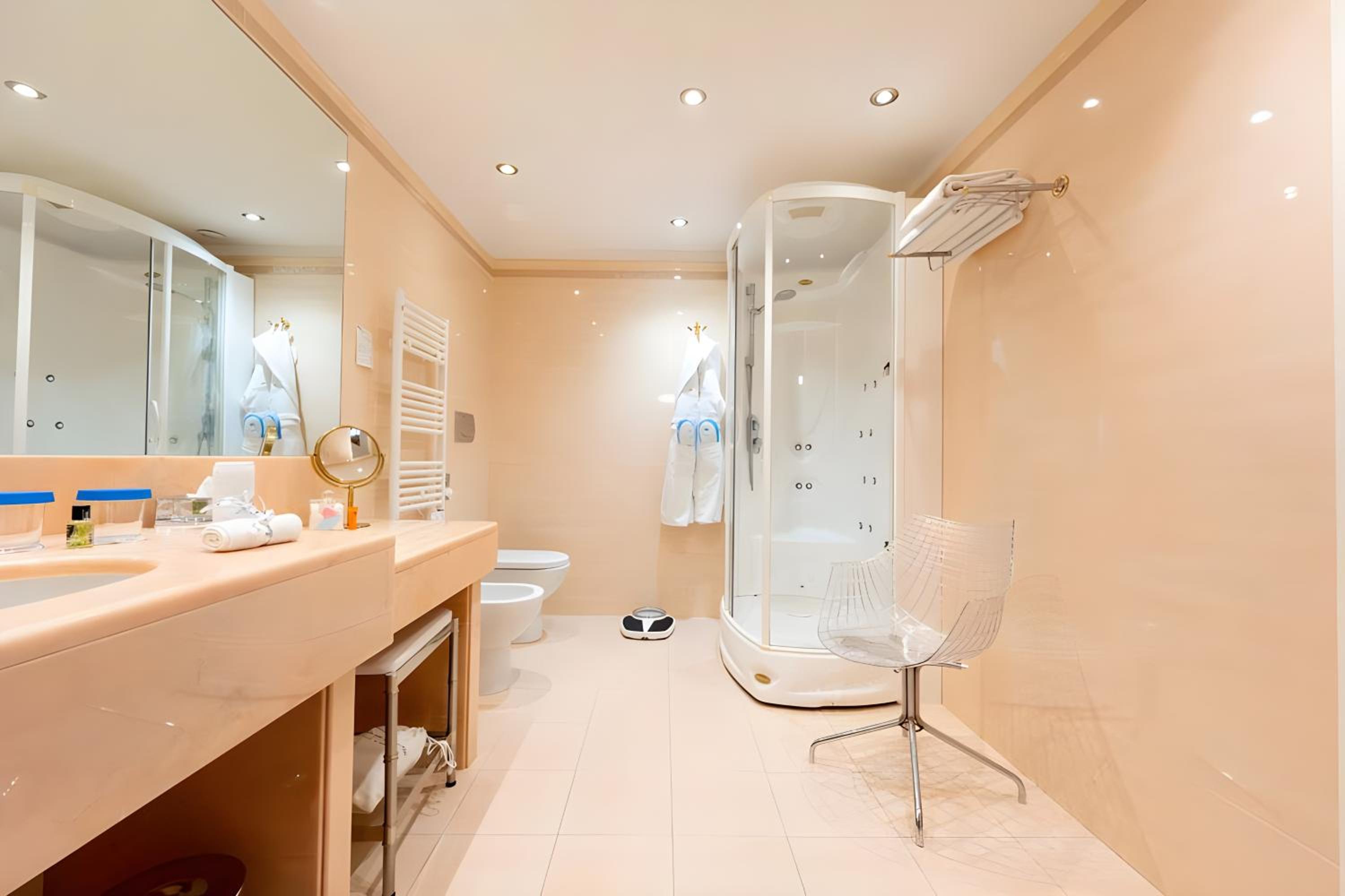 King Suite - Photo 3