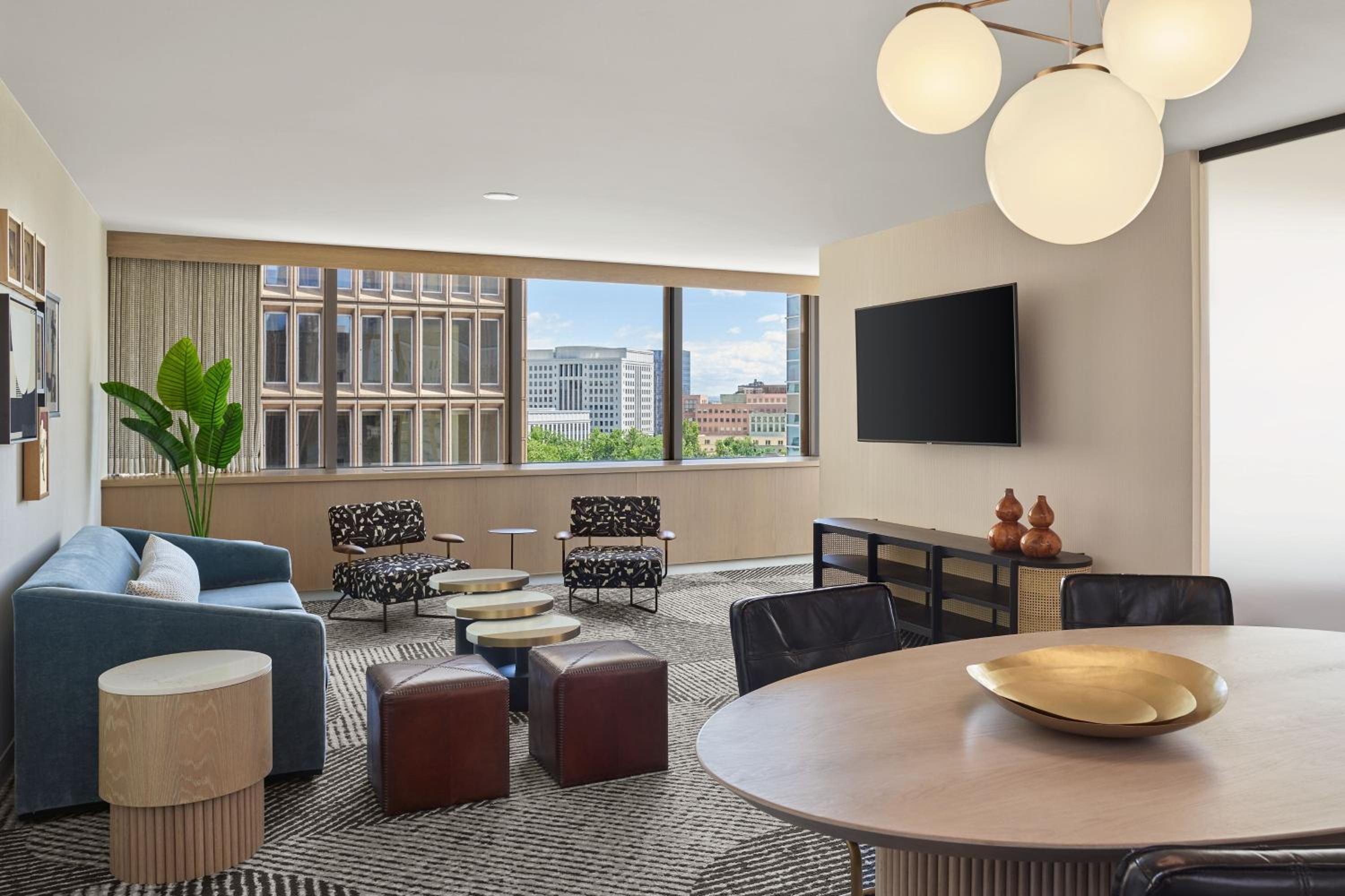 One-Bedroom Executive King Suite with Sofa Bed photo 2