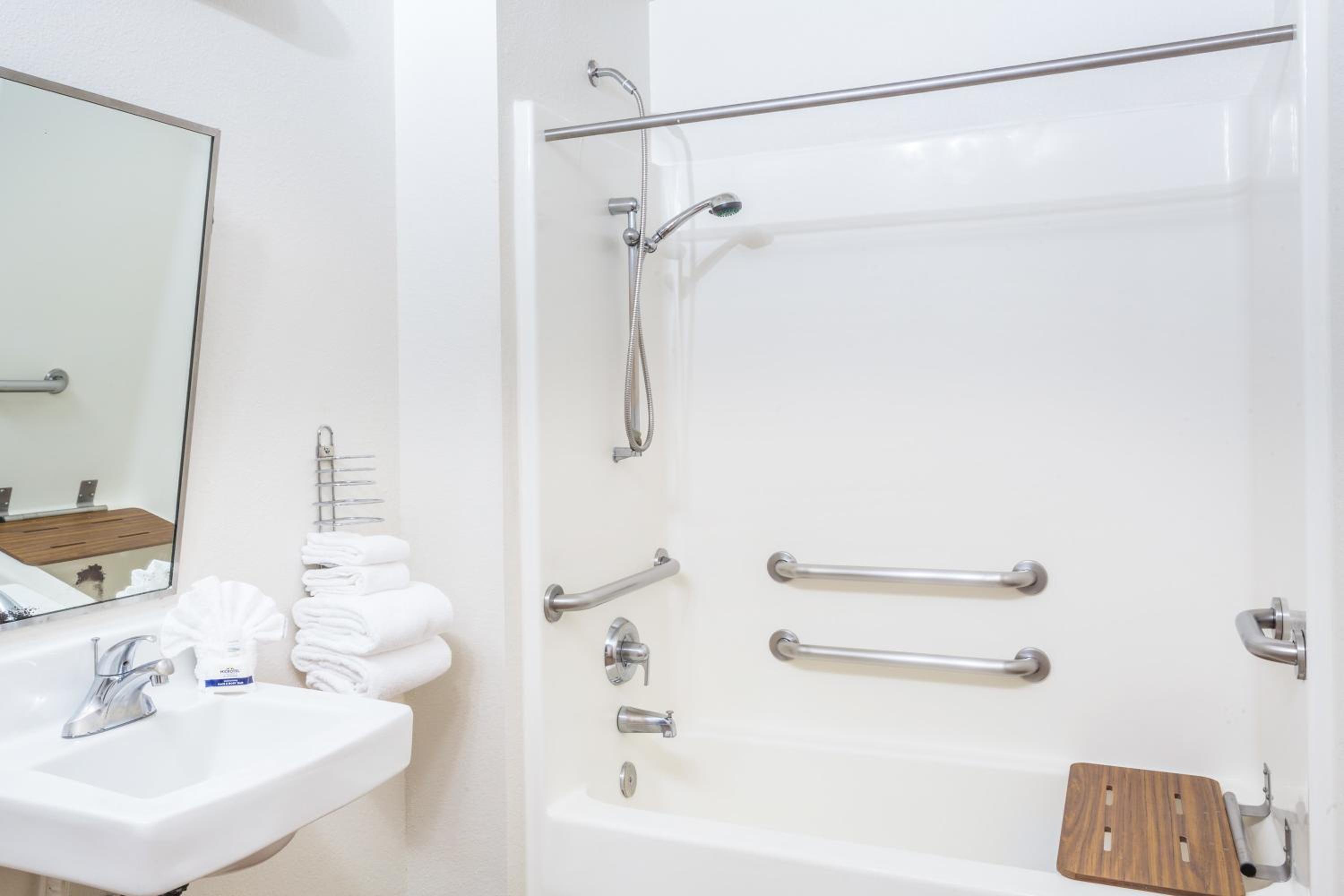 Standard King Room - Disability Access/Non-Smoking - Photo 7