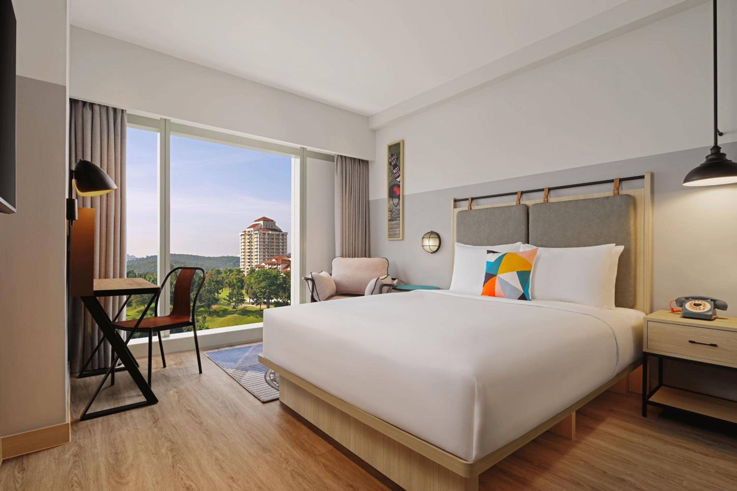 Moxy Queen with Golf View - Photo 3