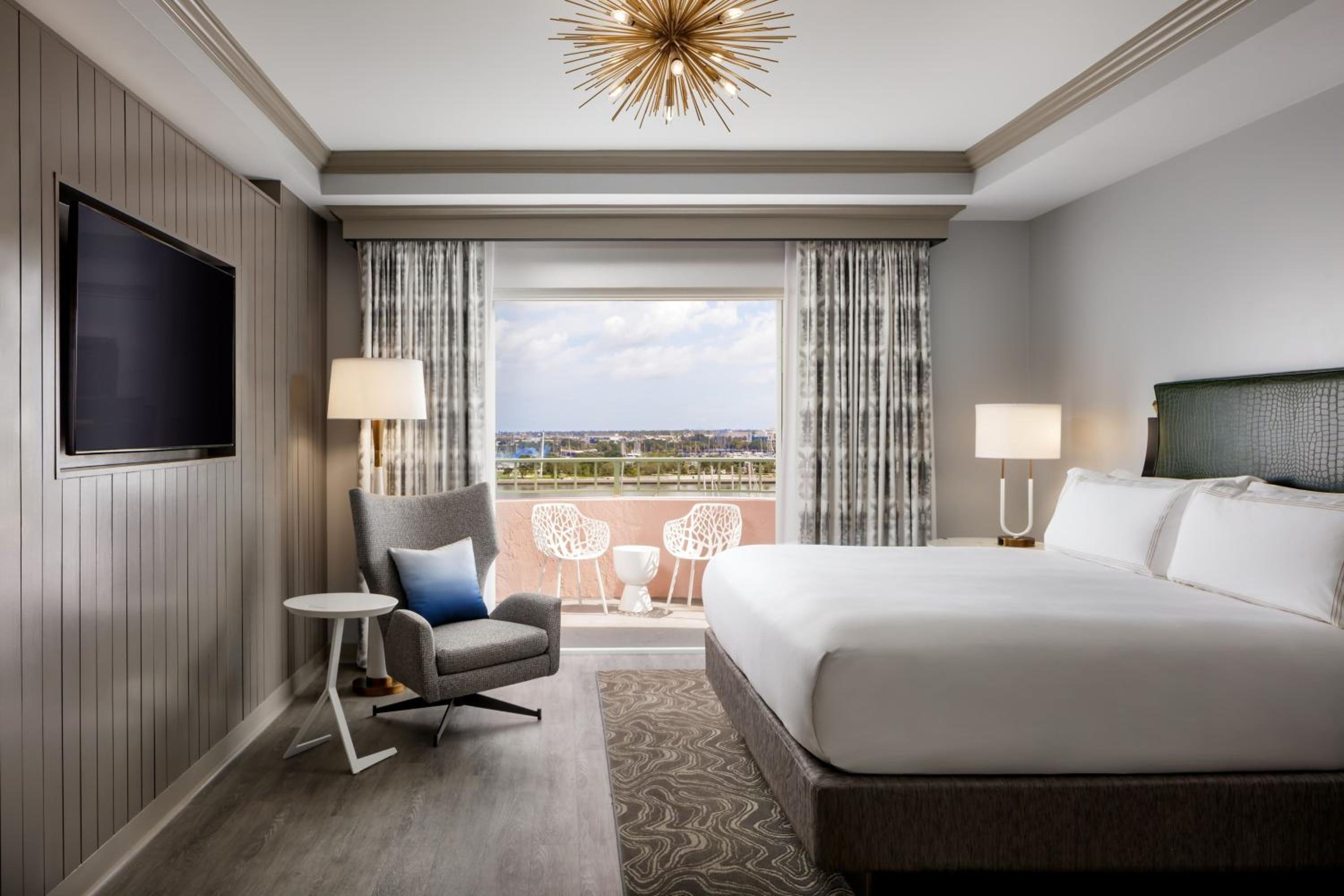 One-Bedroom Premium King Suite with Bay View, Balcony, and Sofa Bed - Tower - Photo 6