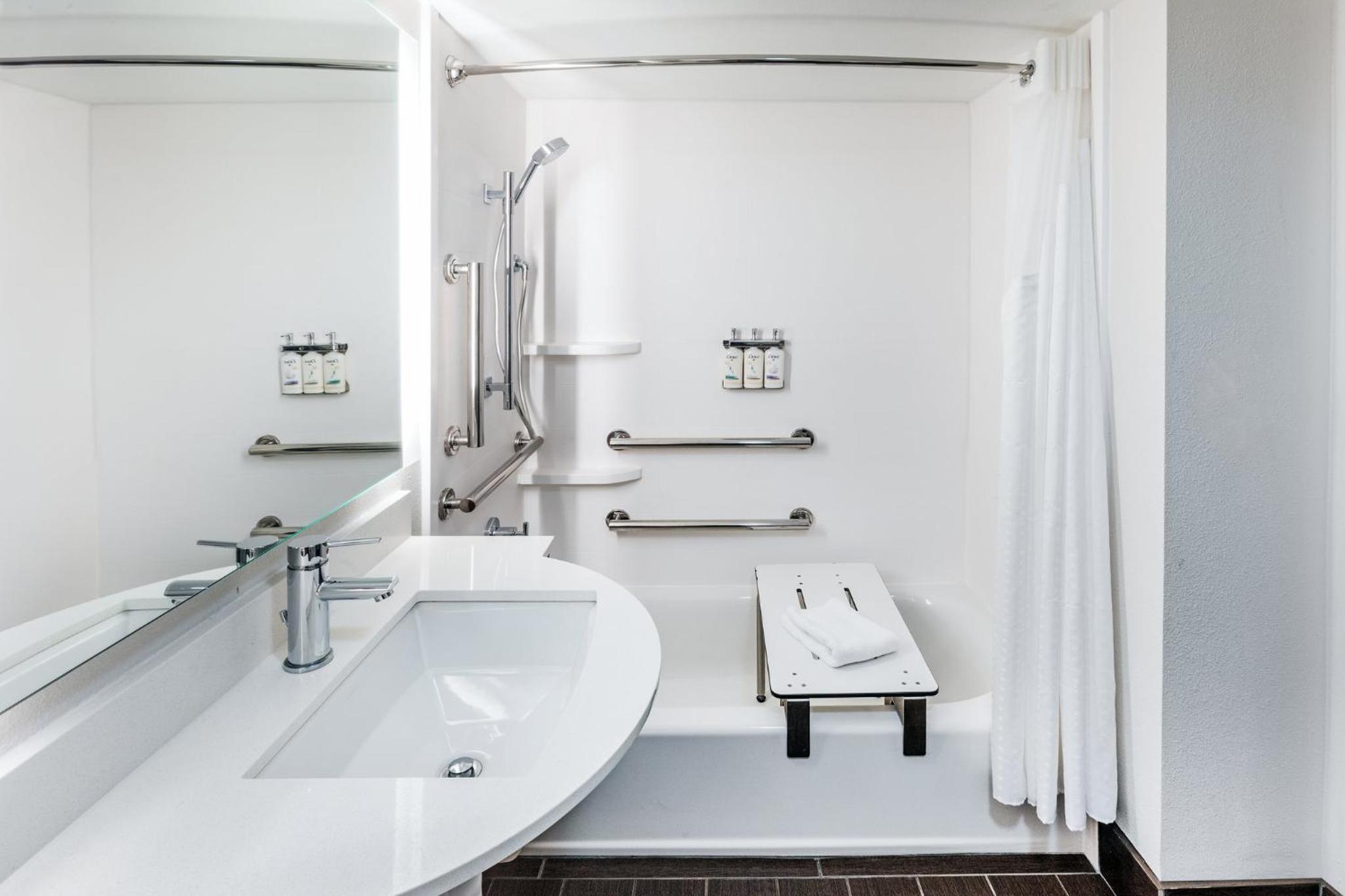 Standard King Room with Mobility Accessible Tub - Photo 3