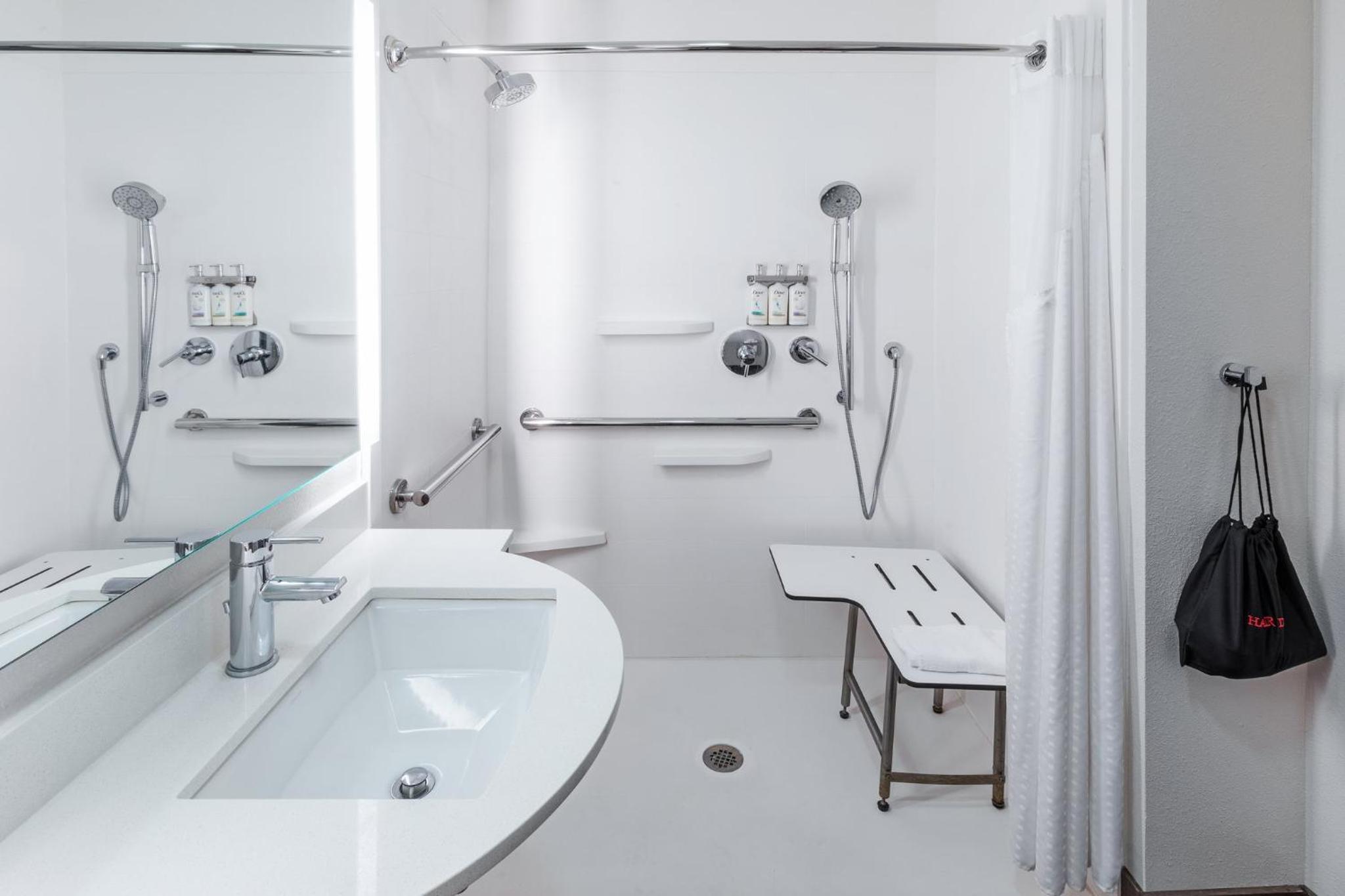 King Room - Mobility Access/Hearing Accessible - Photo 3