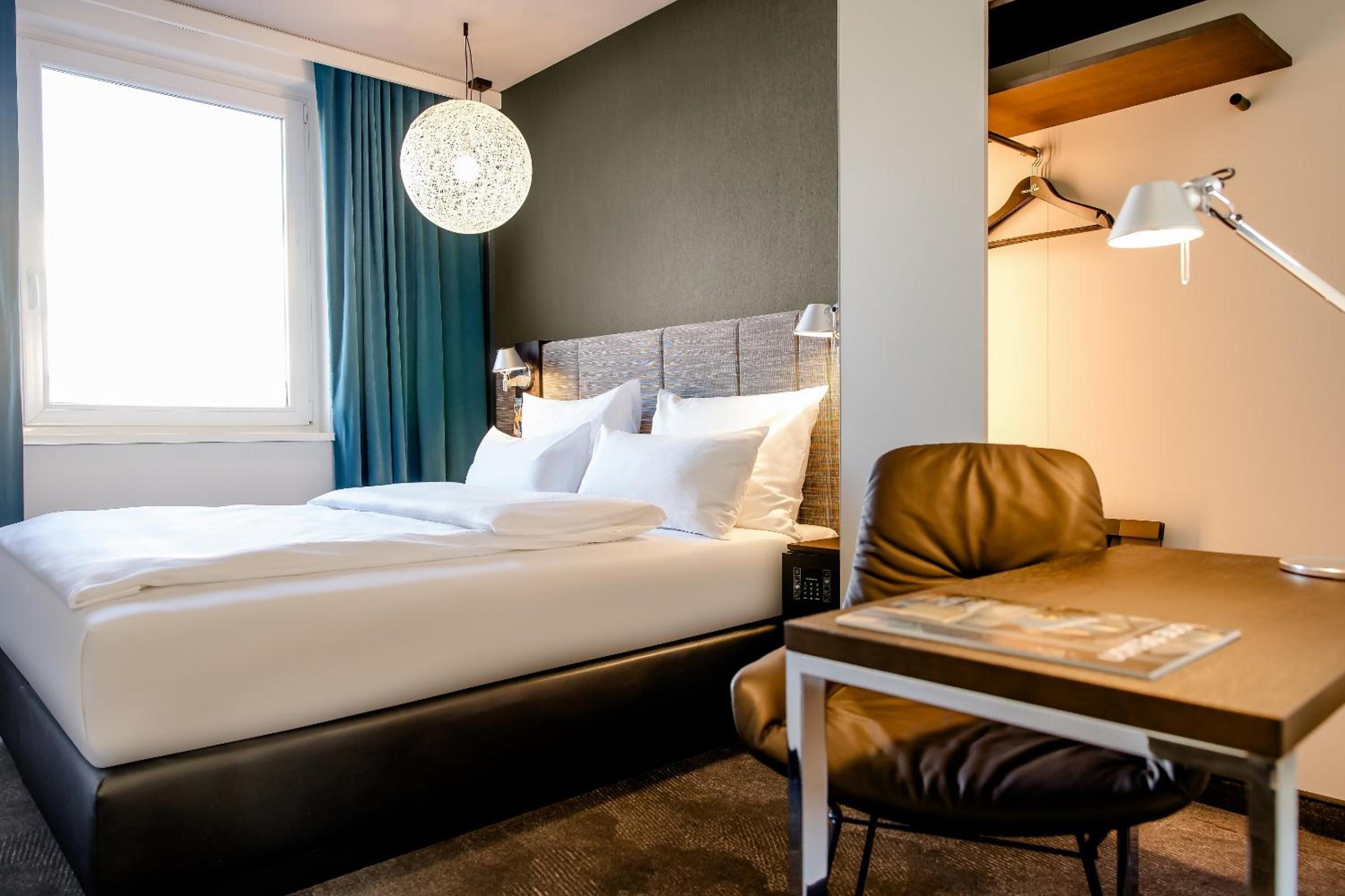 Room with King Size bed photo 2
