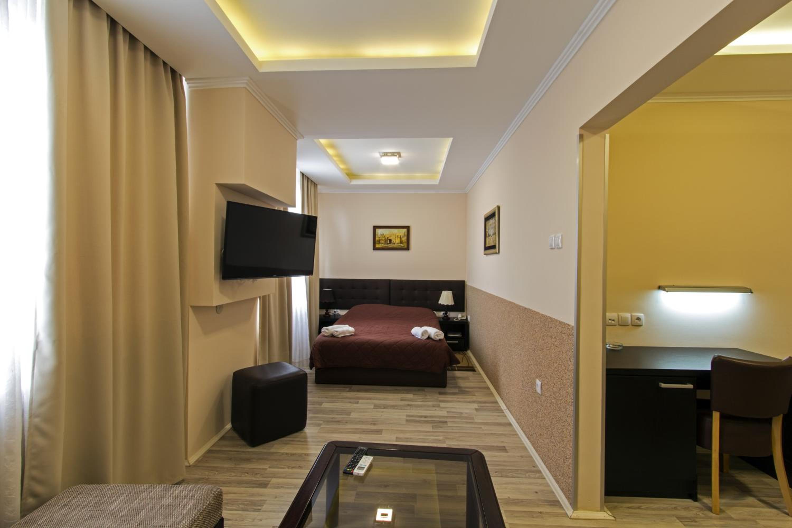 Suite - Photo 1