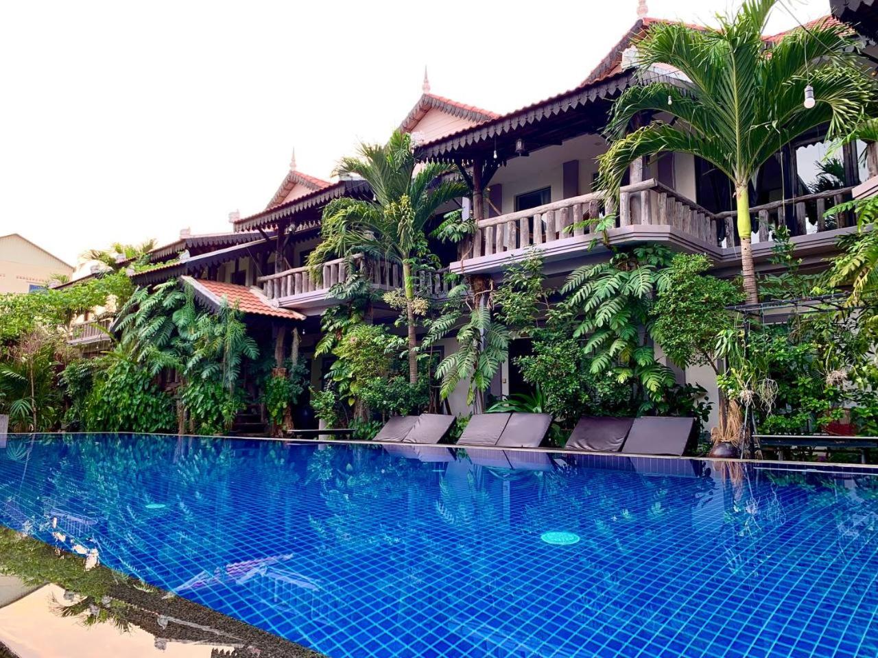 Deluxe Twin Room with Terrace Pool View - Photo 10