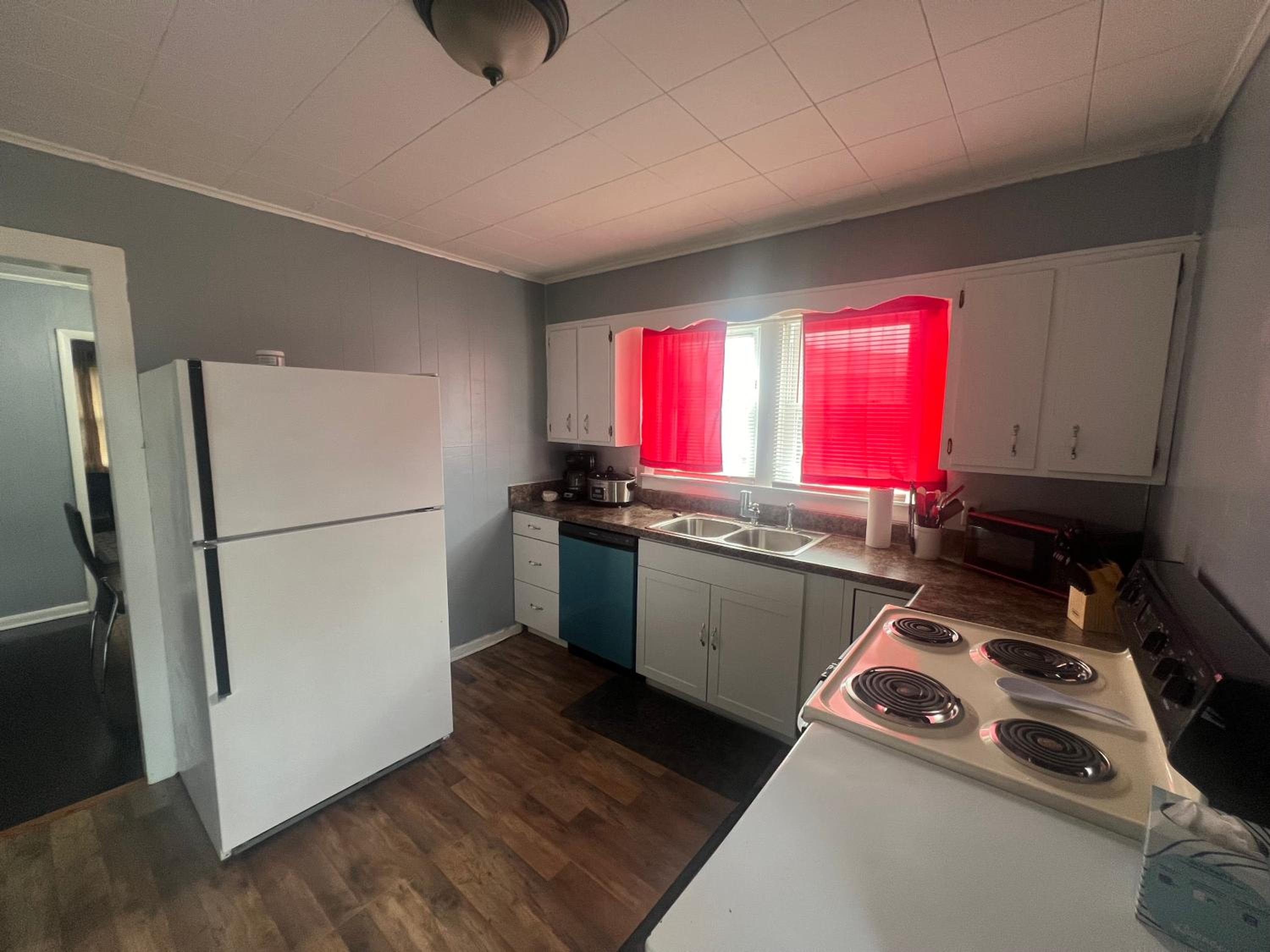 Three-Bedroom House photo 3