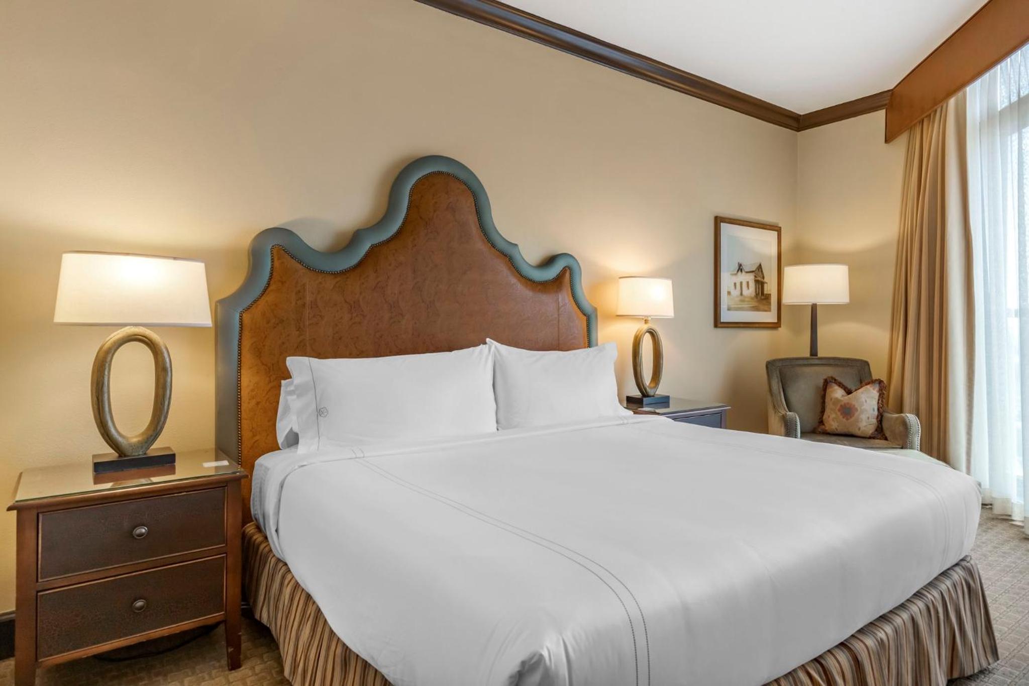 Traditional Room 1 King Bed with Balcony  - Photo 3
