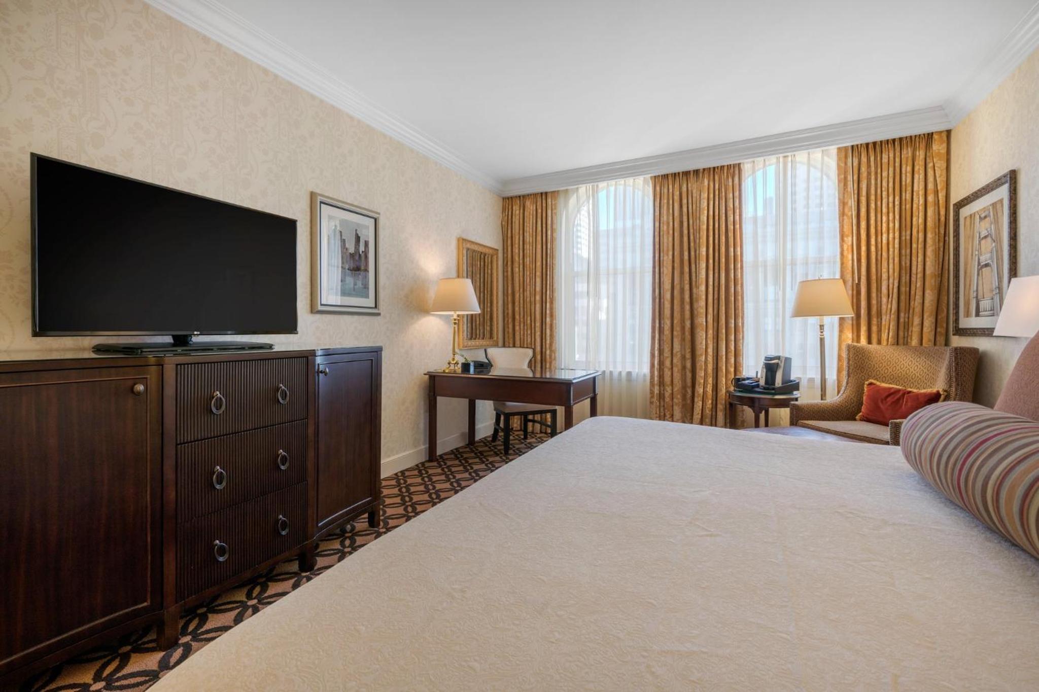 Signature Room 1 King Bed - Photo 8