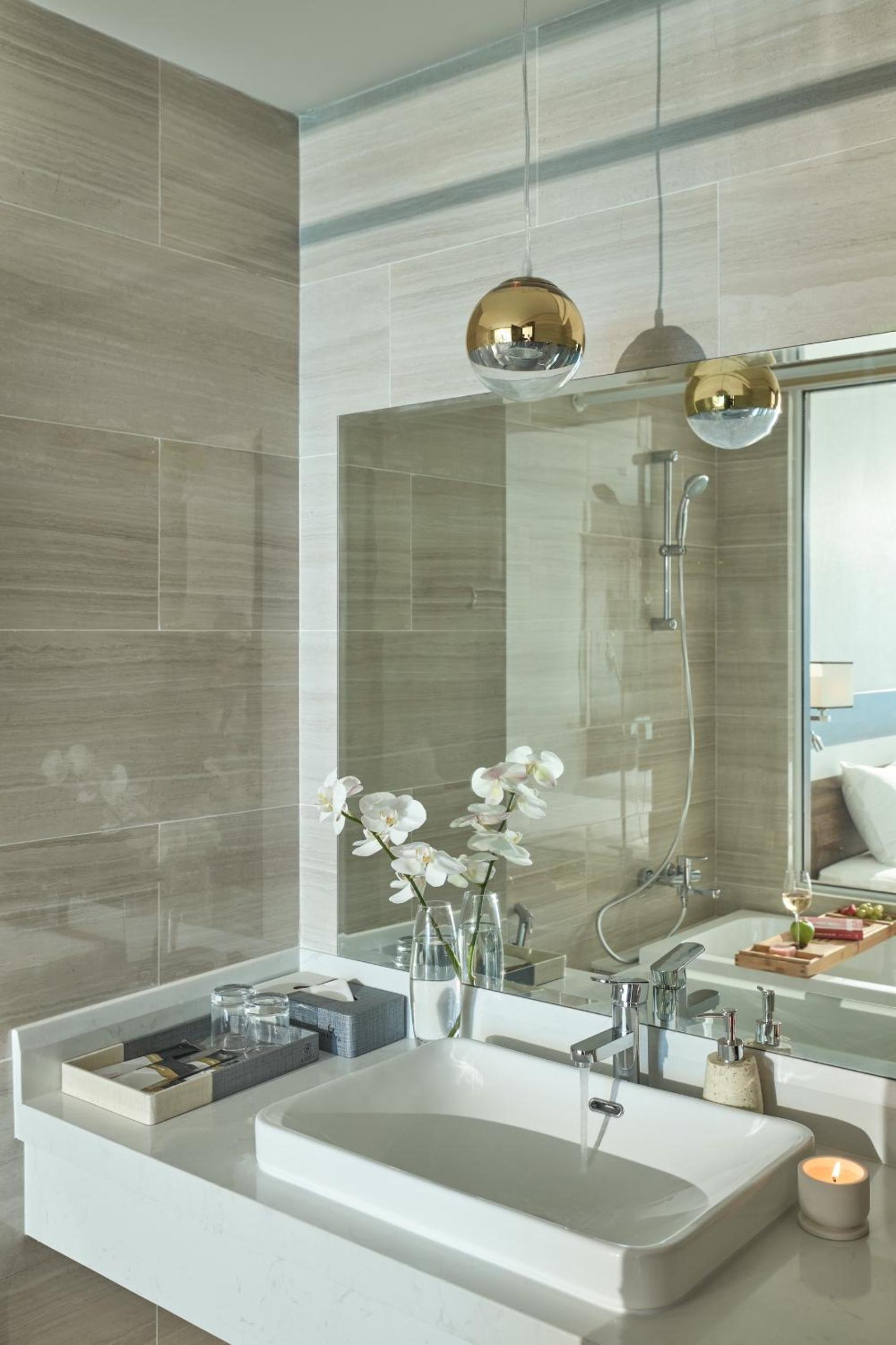 Twin Room with City View - Photo 14