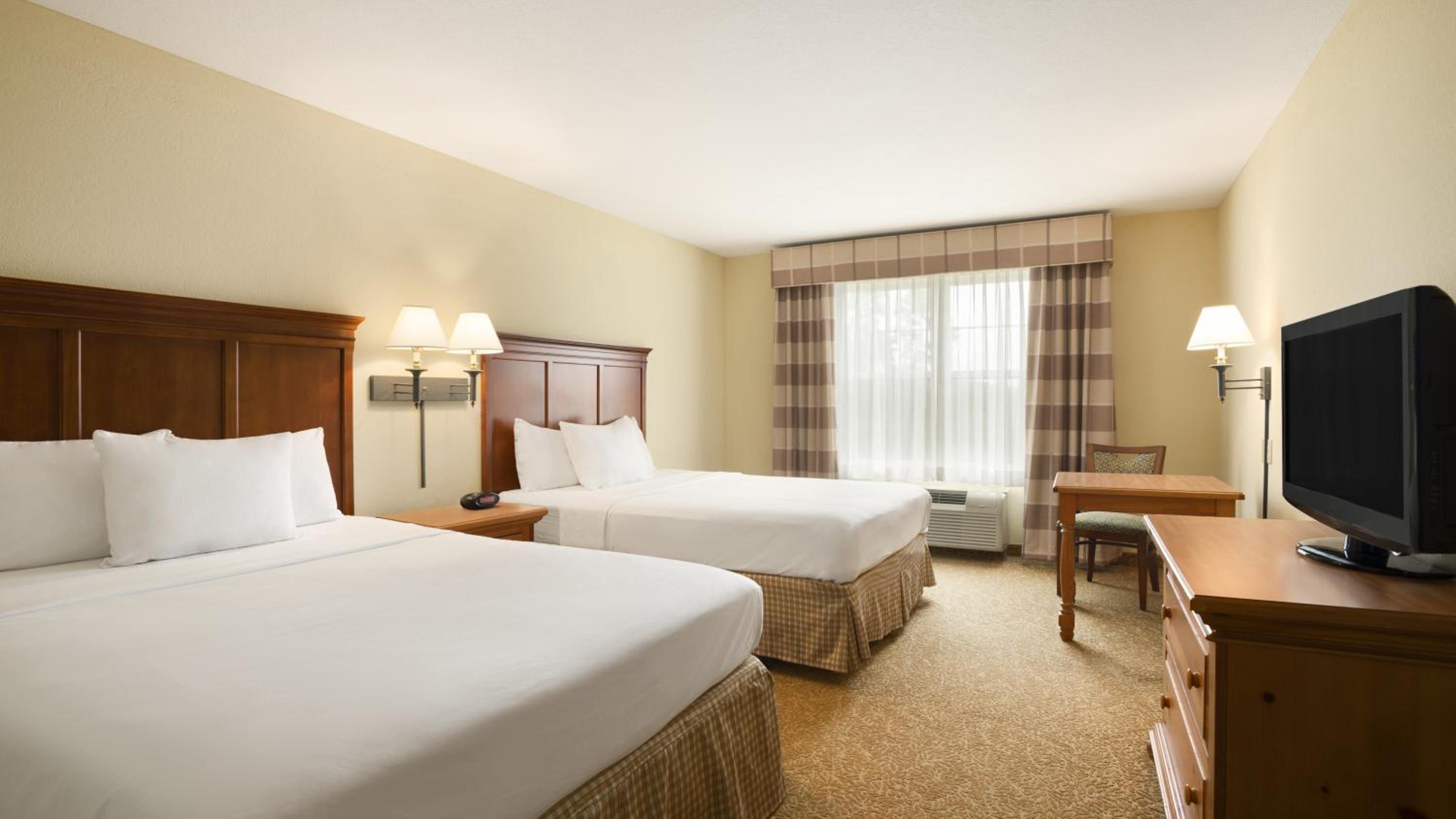 Queen Room with Two Queen Beds - Photo 2