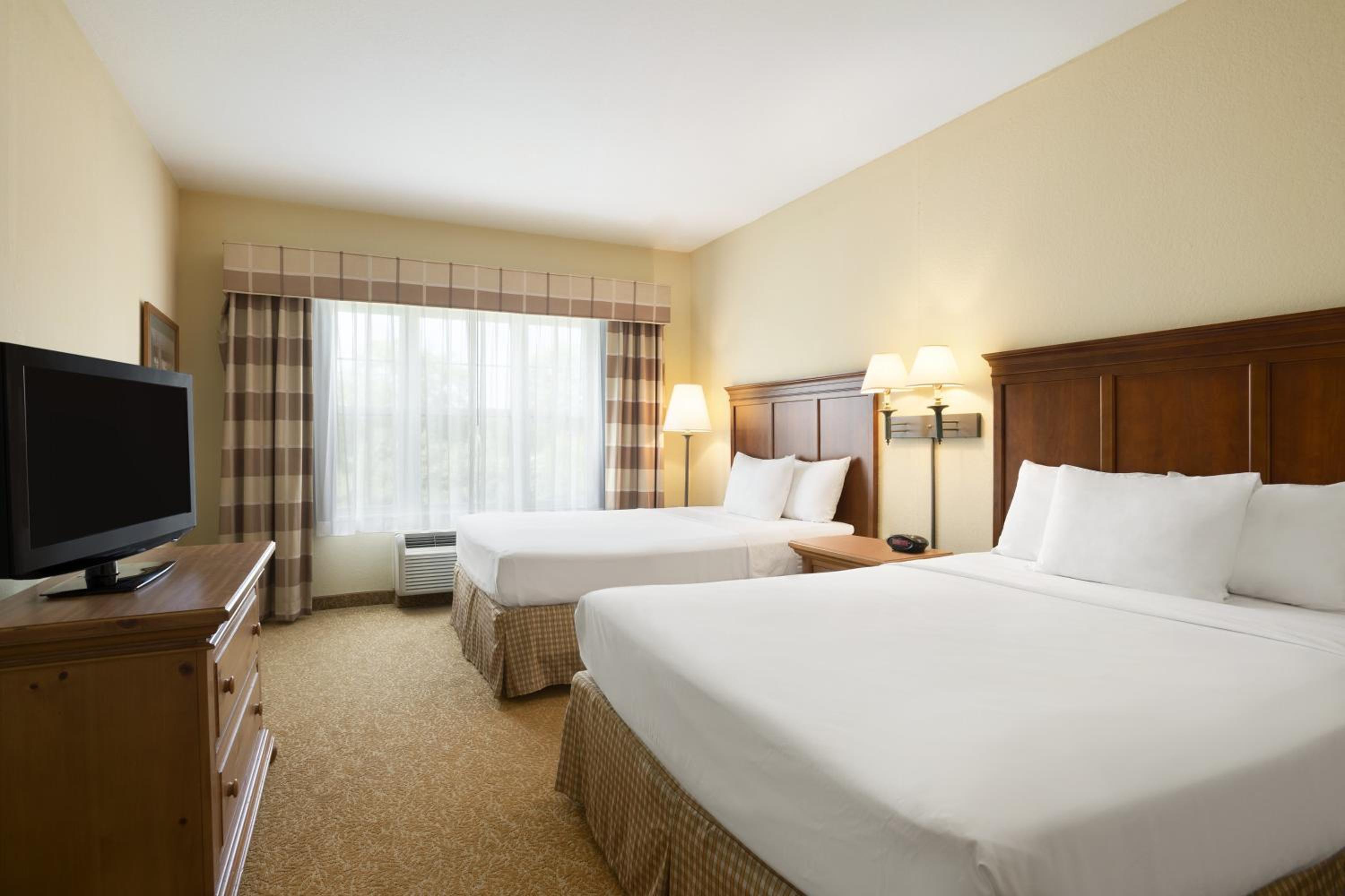 Queen Room with Two Queen Beds - Photo 4