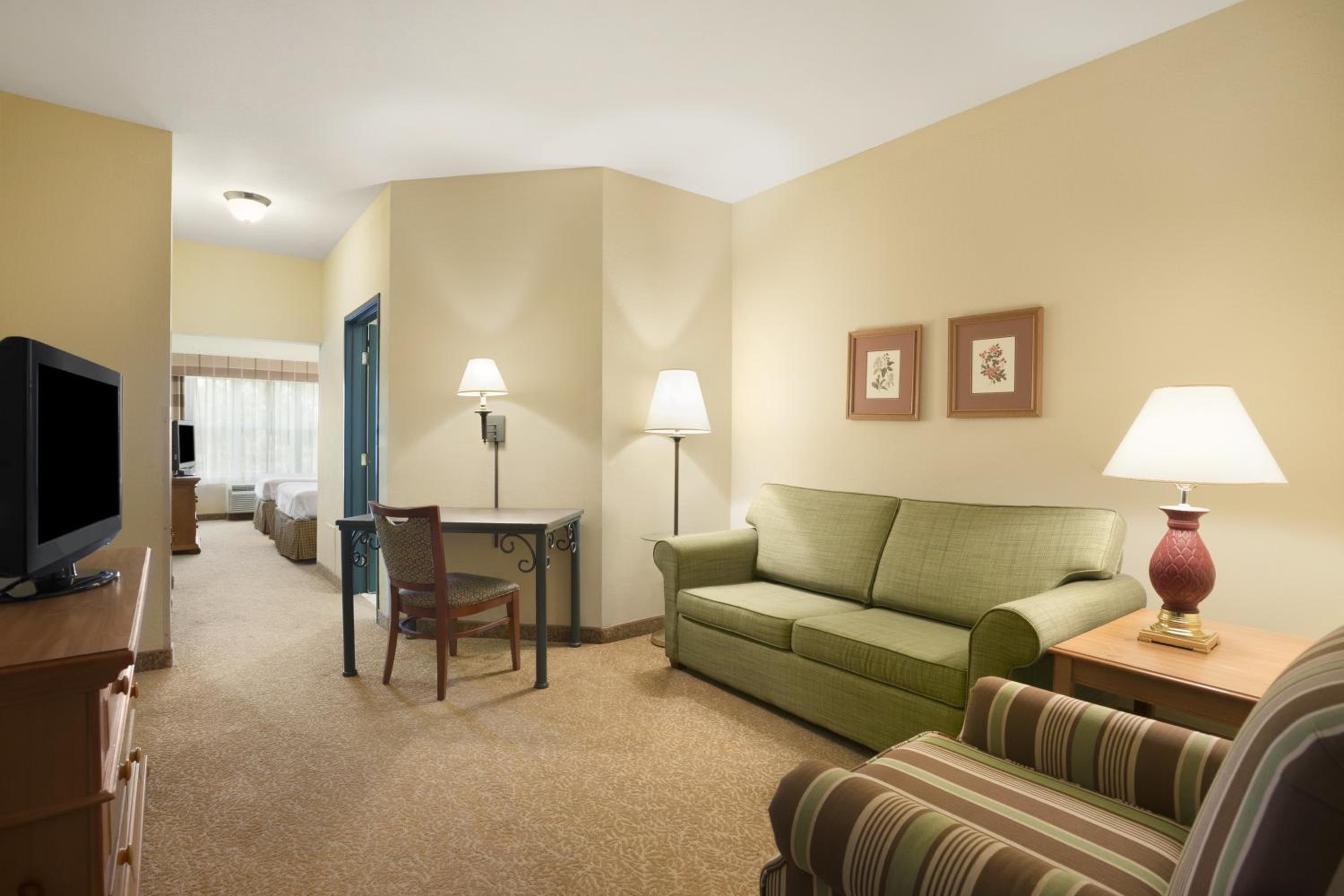 Queen Room with Two Queen Beds - Photo 3